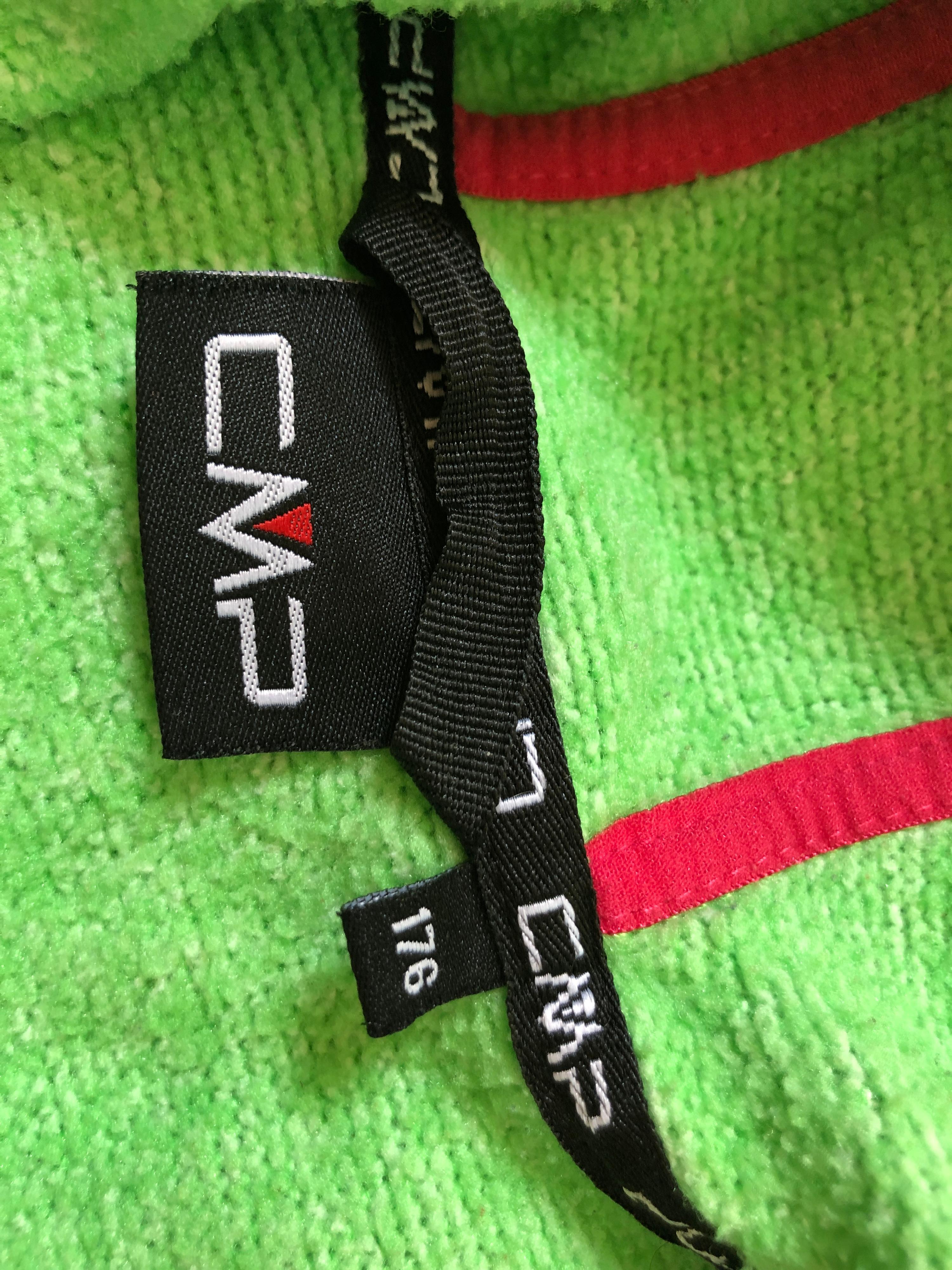Die Jacke hat Größe 176