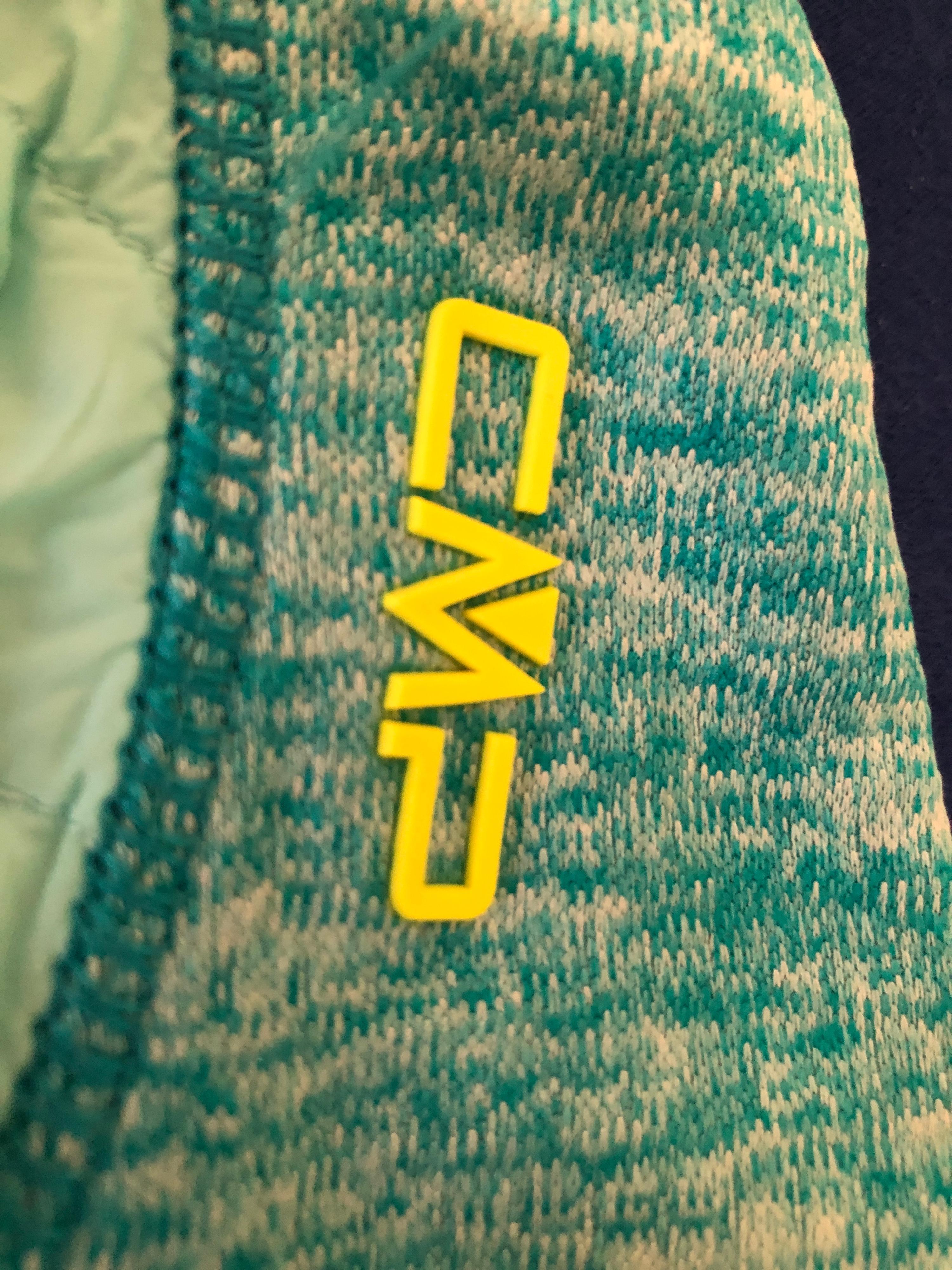 Das CMP Logo in gelb auf der Jacke
