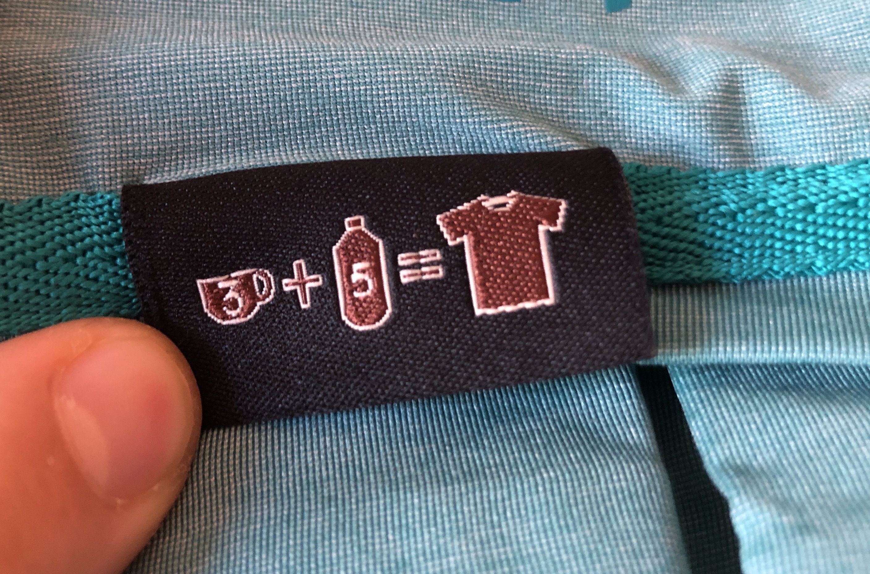 3 Kaffetassen und 5 Flaschen sind ein Shirt