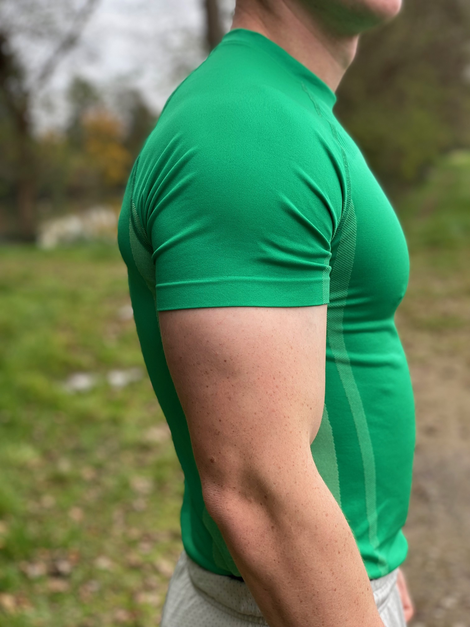 T-Shirt seitliche Ansicht an der Person