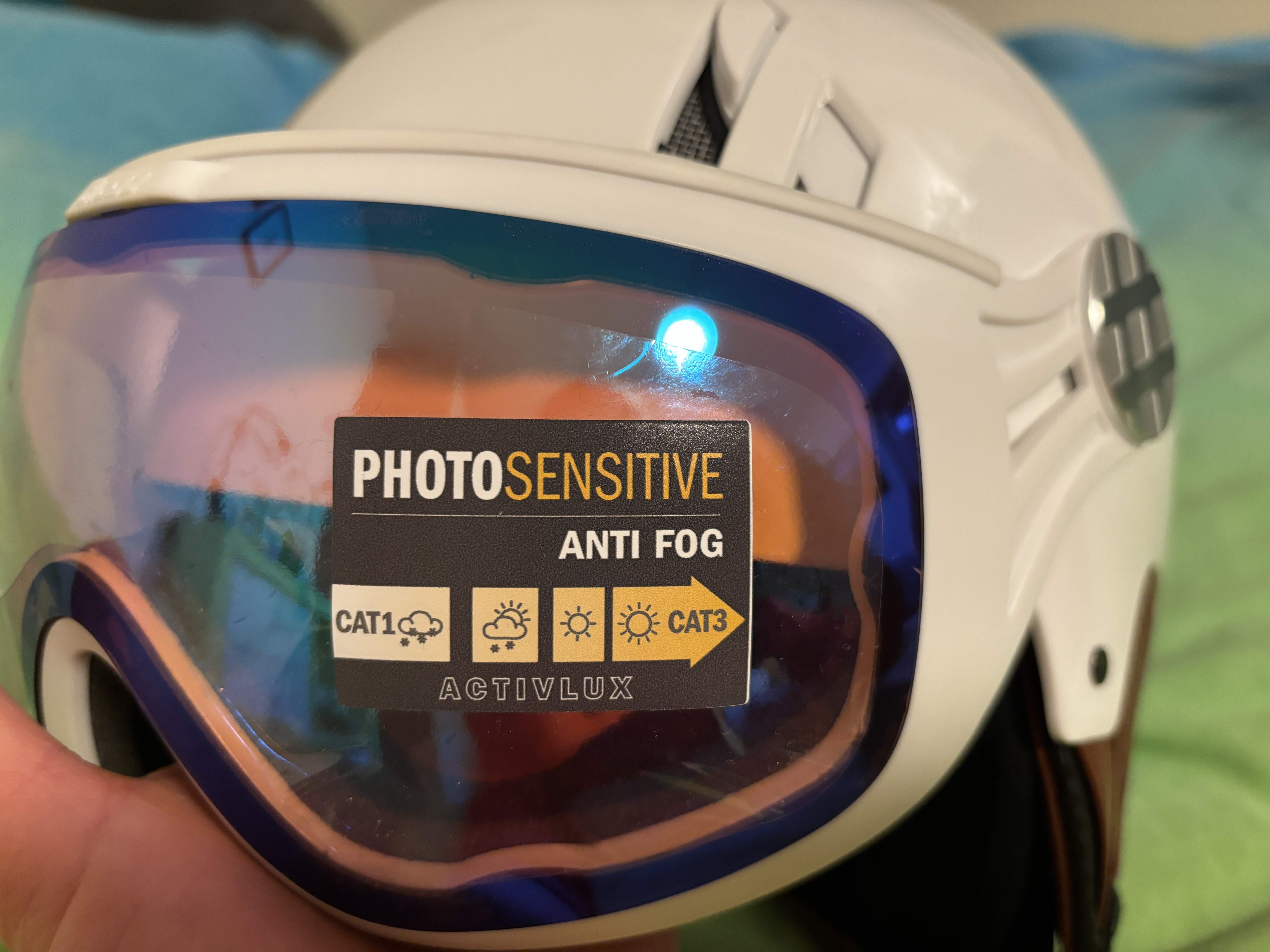 Die Skibrille mit dem Sticker "Photosensitive"