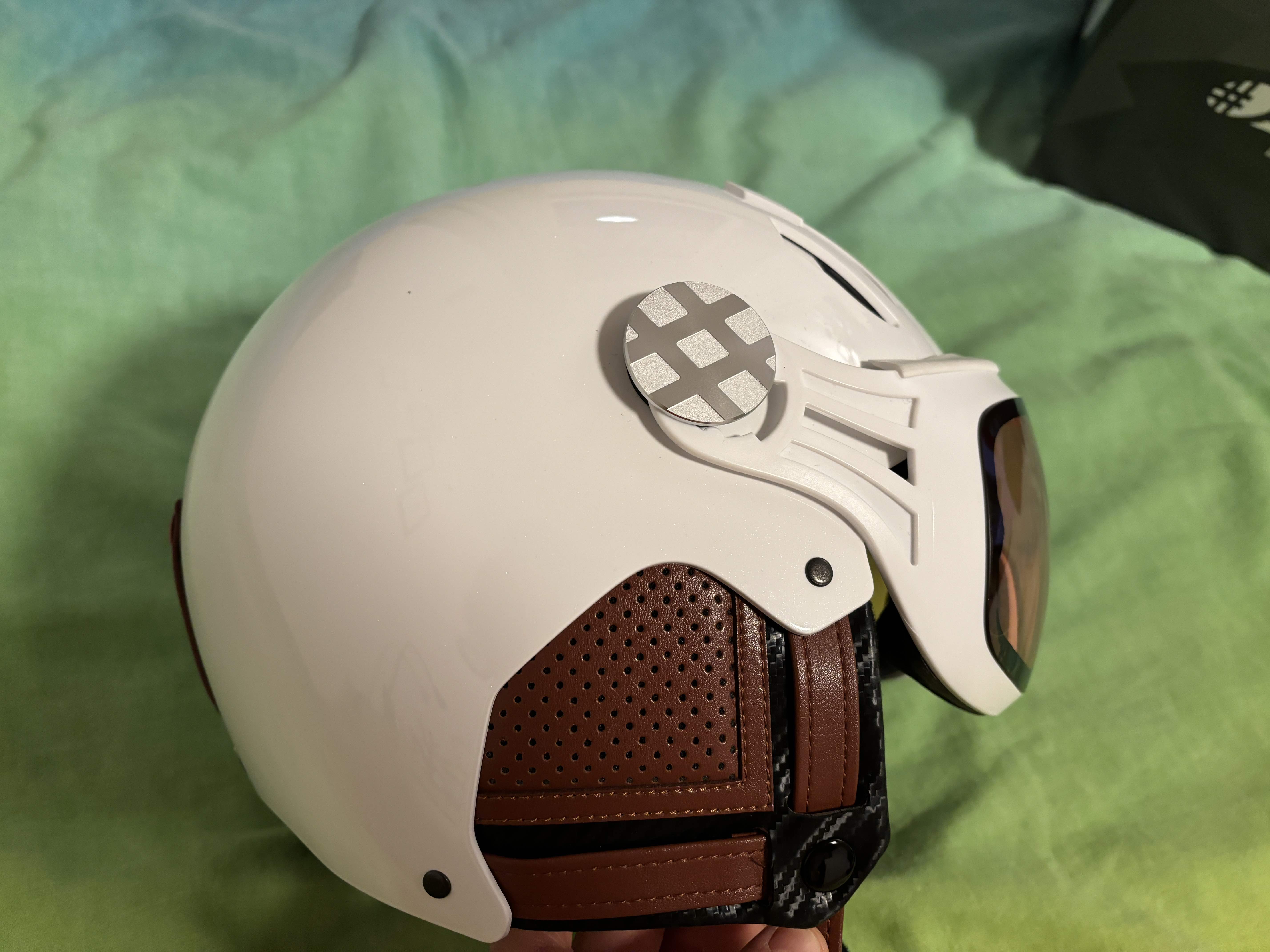 Der Skihelm von der Seite