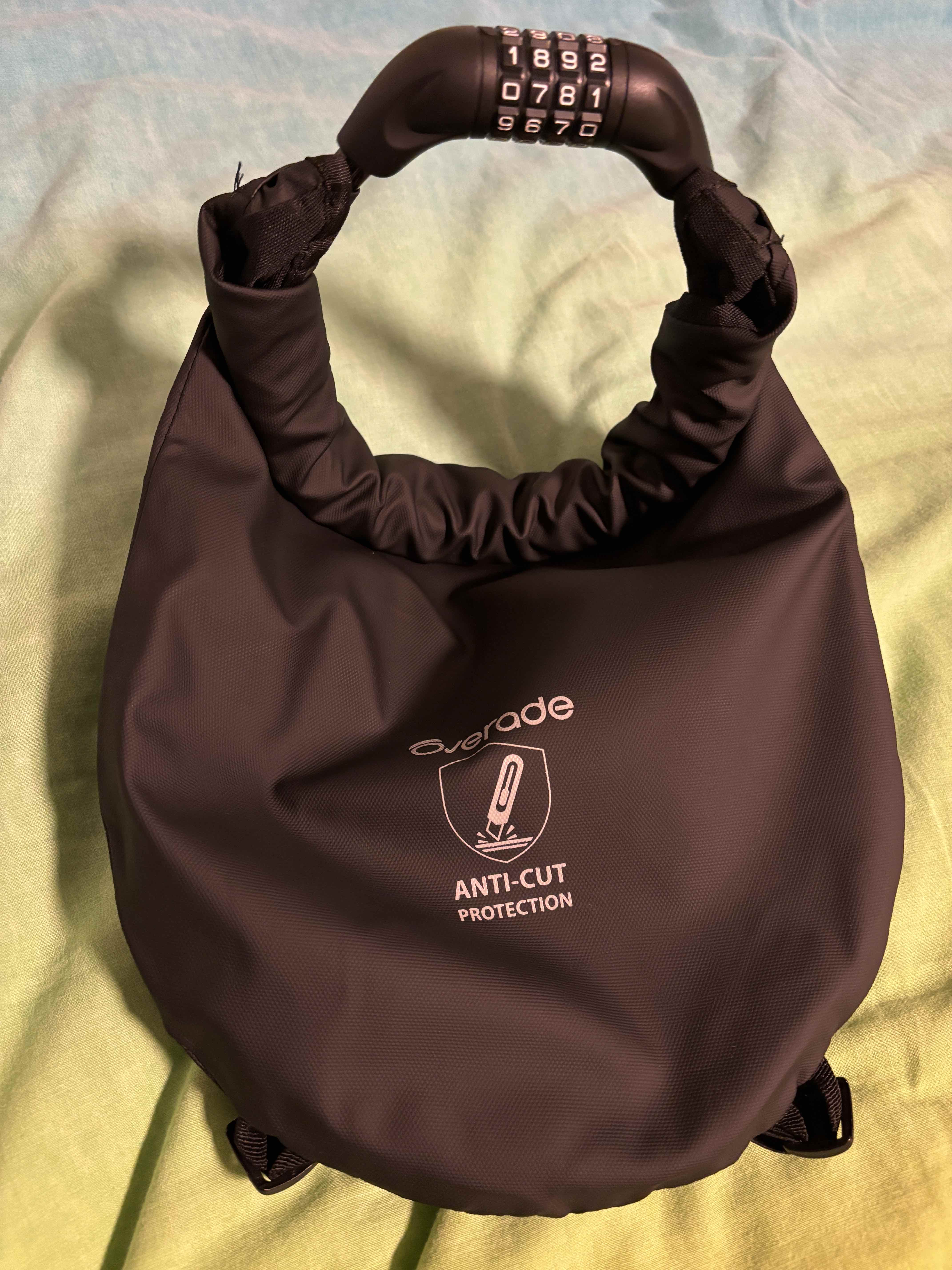 Tasche mit wenig Inhalt eingerollt