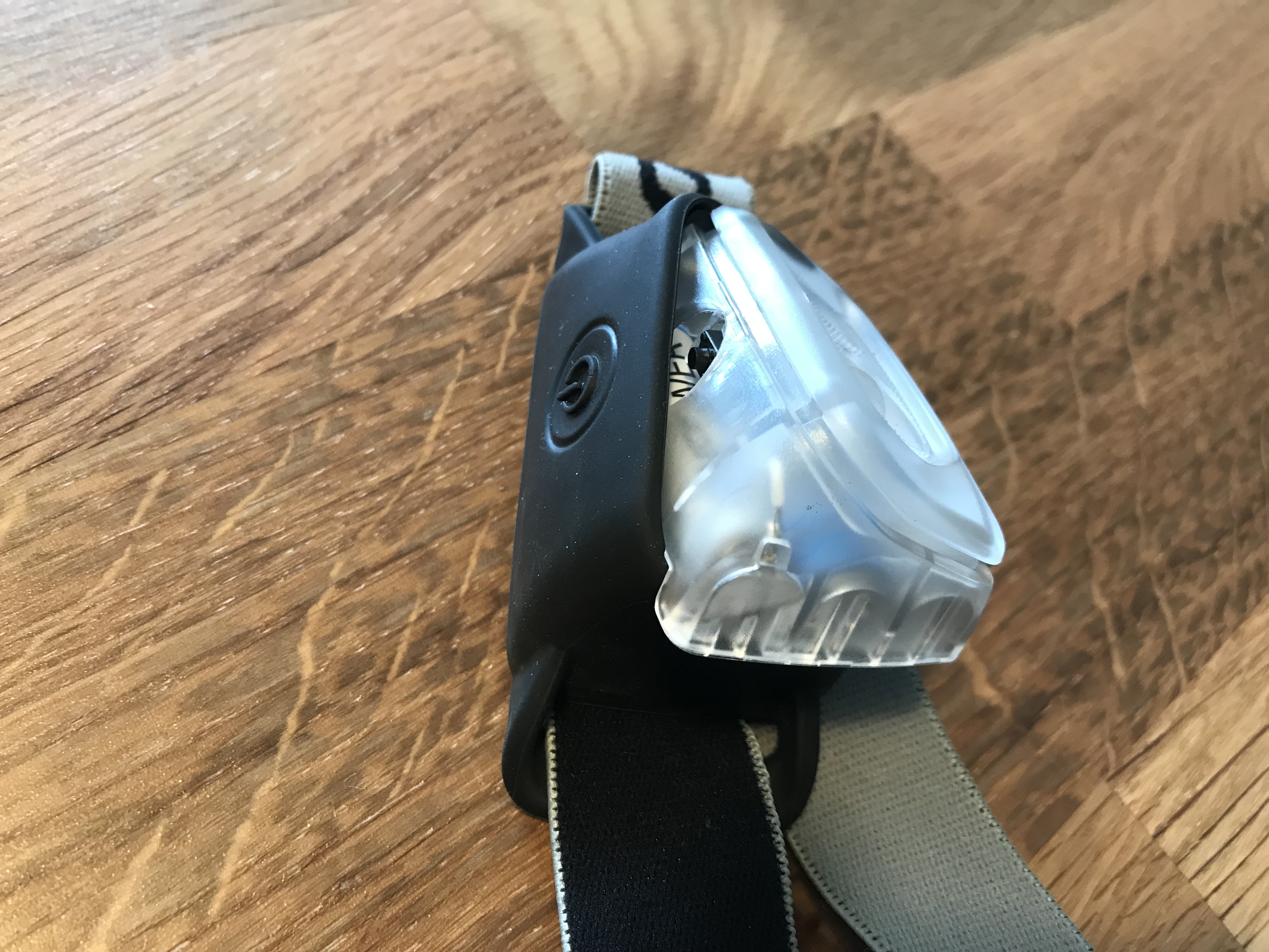 Elektronikeinheit wasserdicht im Gummi fixiert.