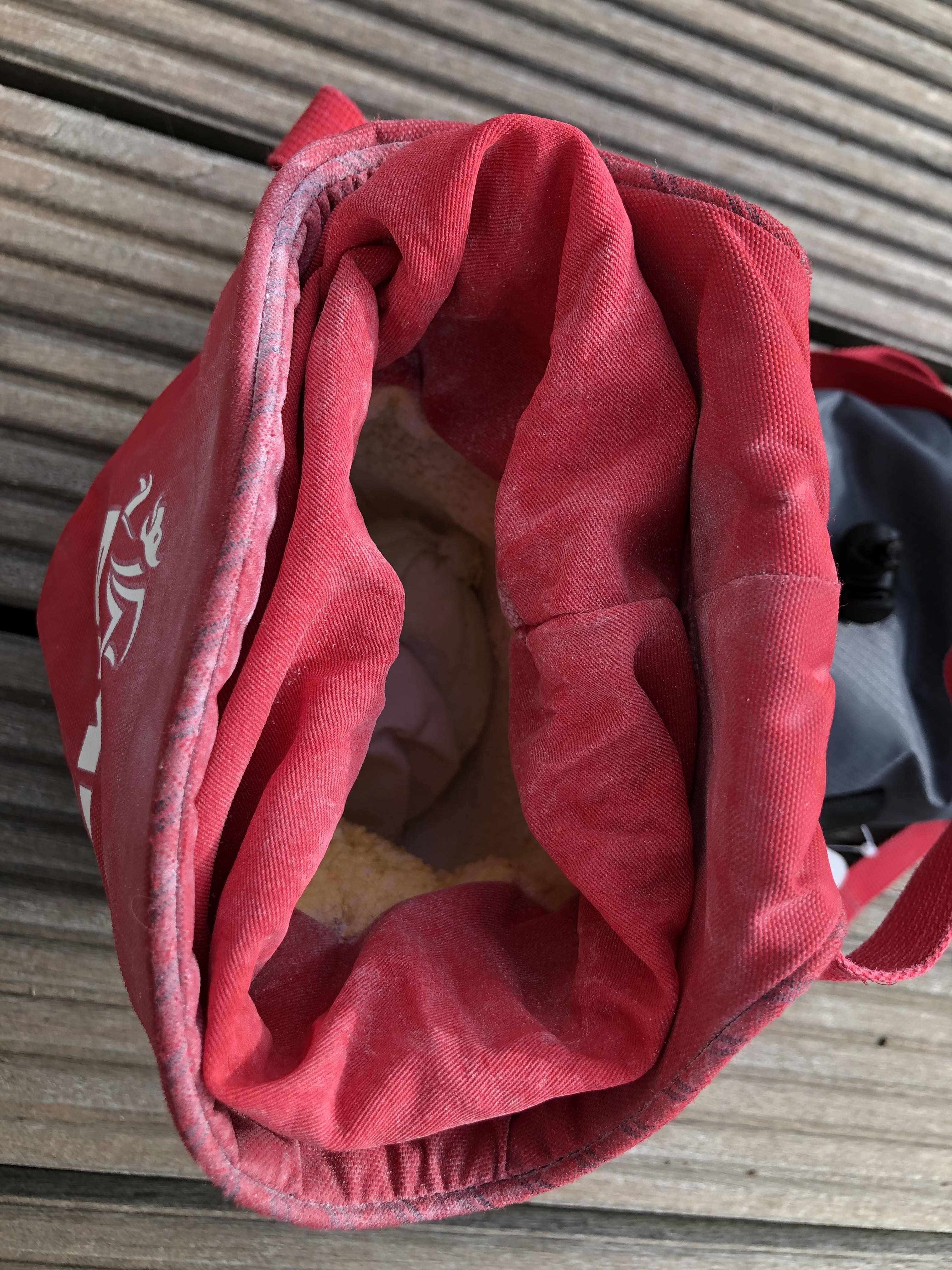 Blick in den Chalkbag: der Chalkball hat viel Platz 