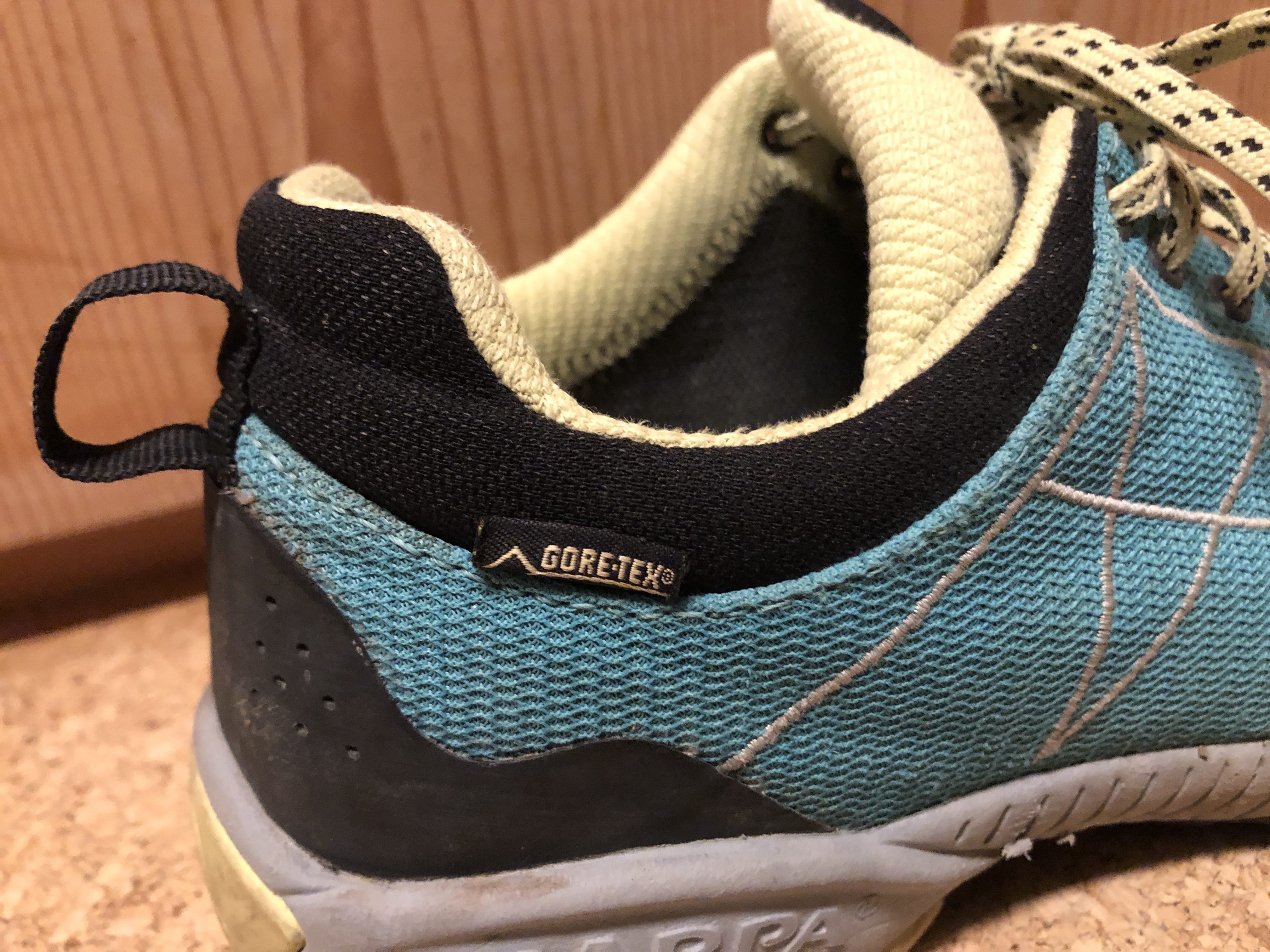 Das Gore Tex Label am Schuh