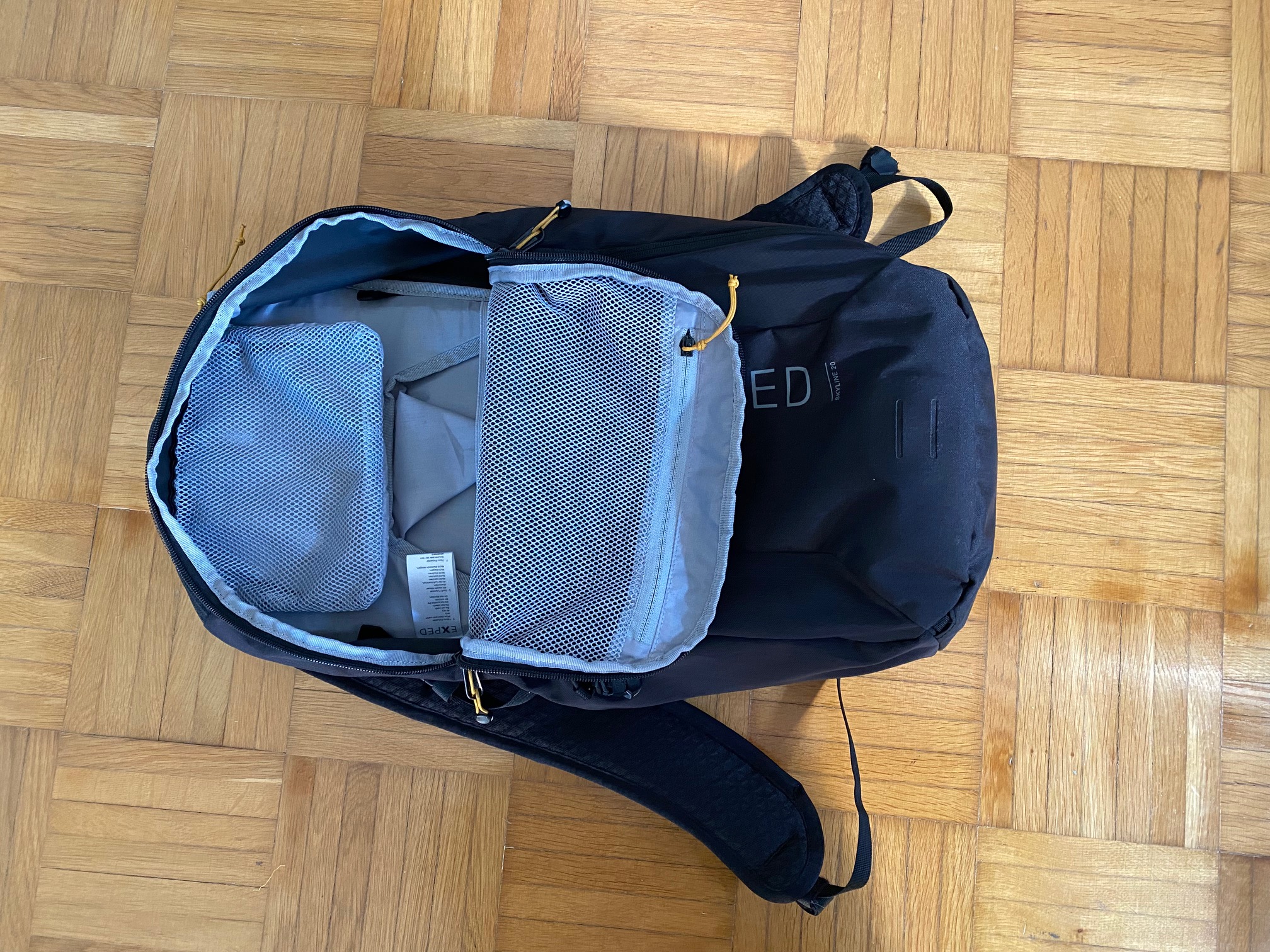 Rucksack halb geöffnet