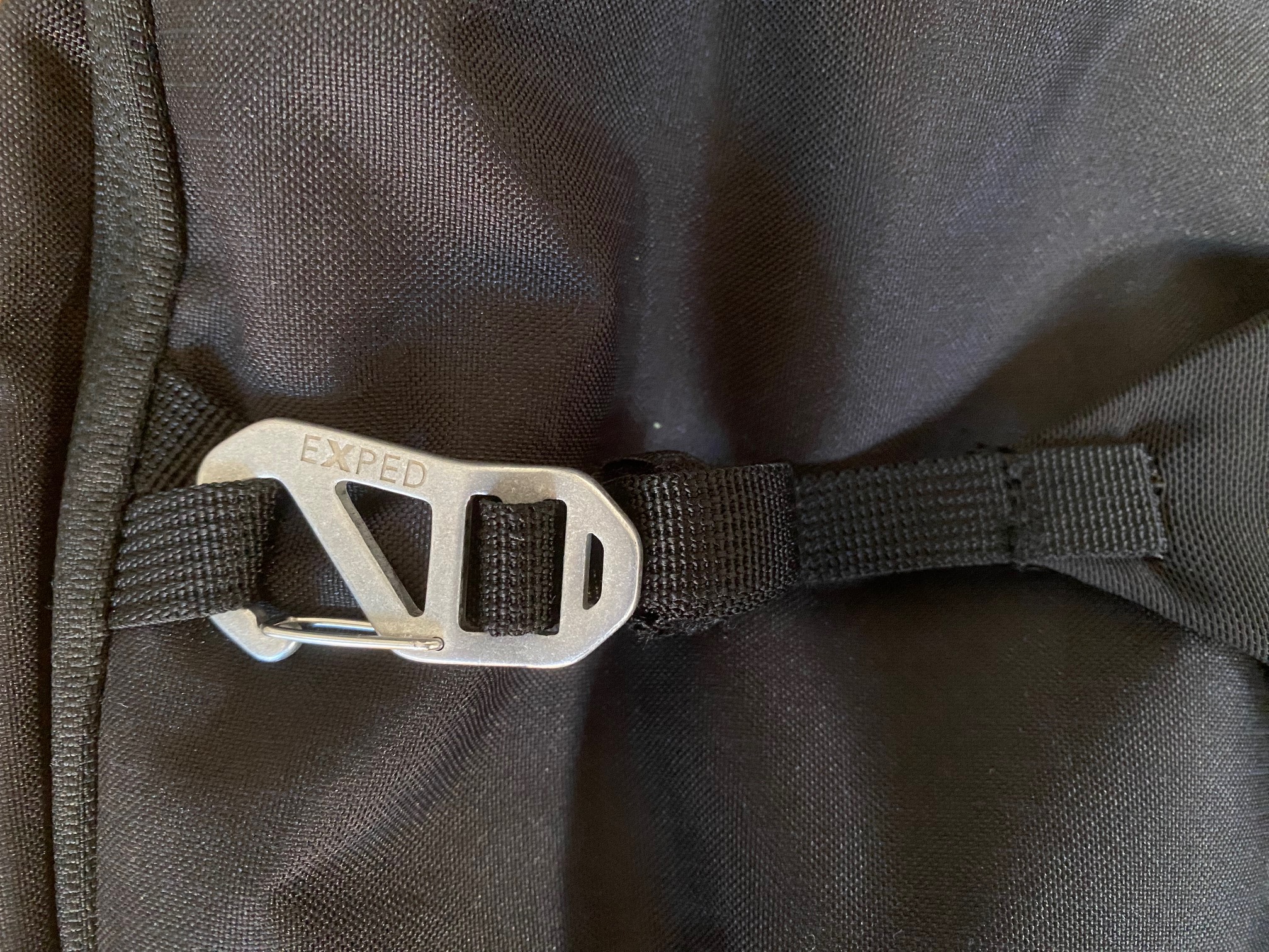 Haken an der Außenseite der Tasche