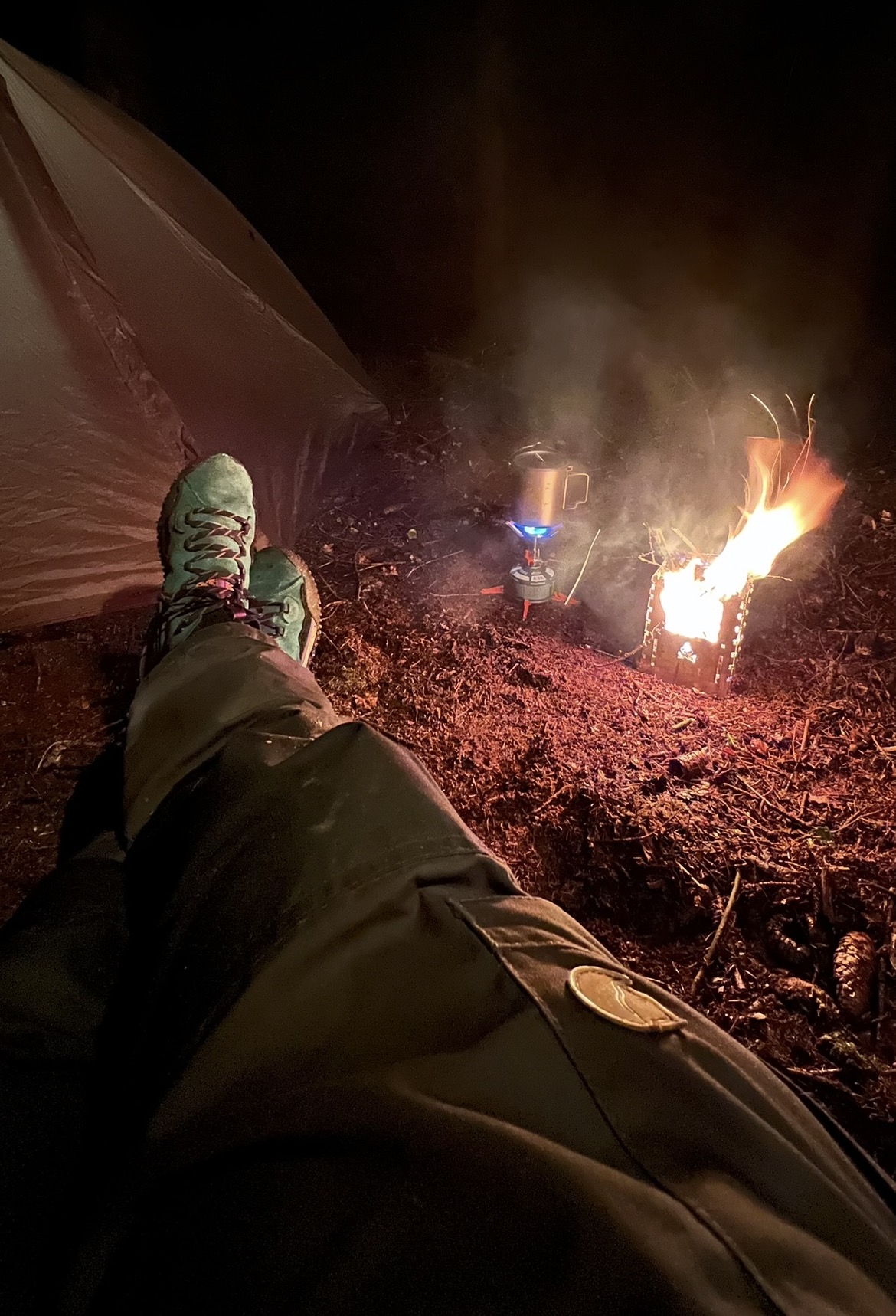 Mit Topf am Lagerfeuer