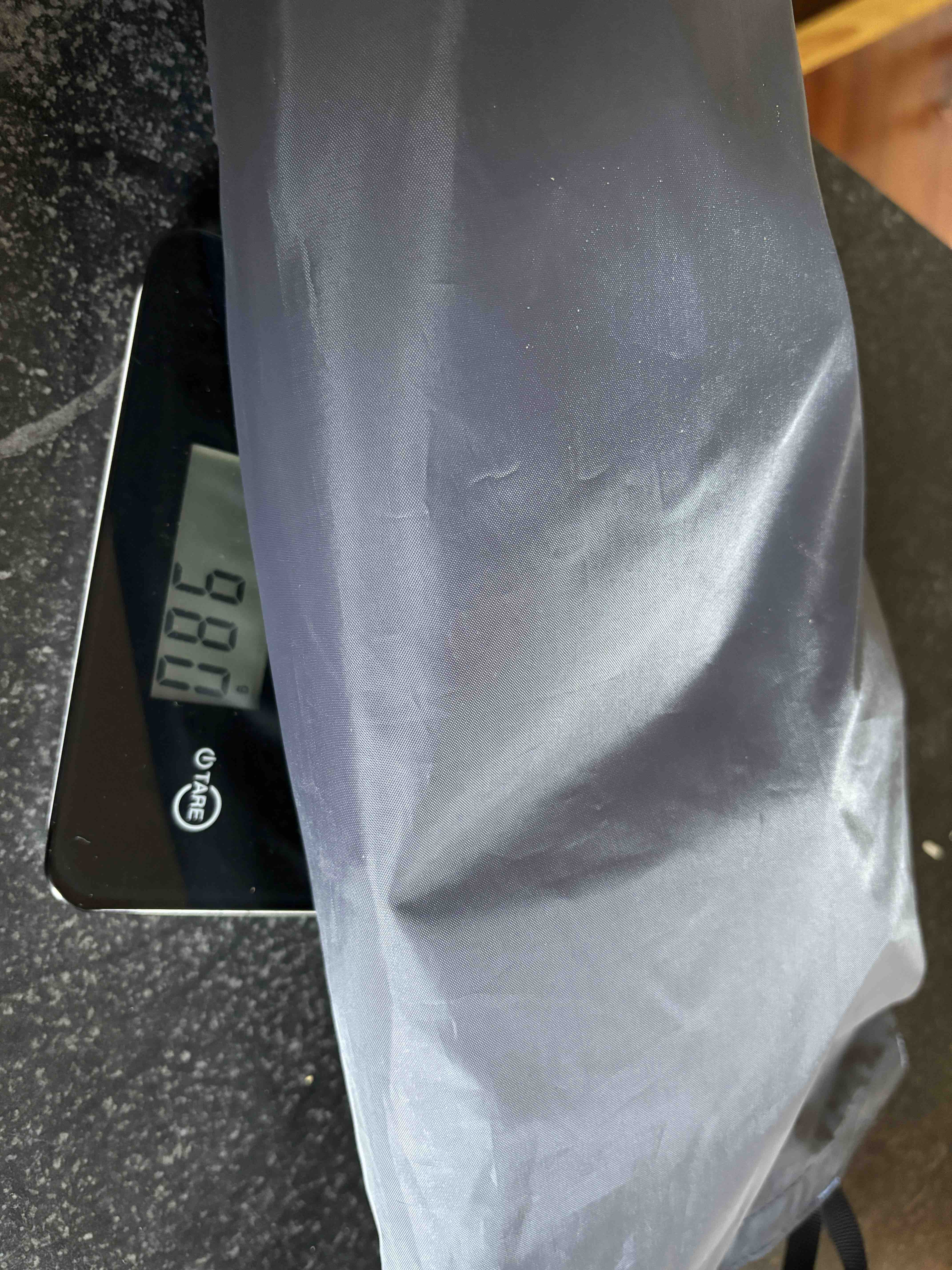 Der Stuhl auf der Waage