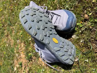 Der kompetente OUTSIDEstories-Test: ARC´TERYX Kopec Mid GTX - Wander- und Trekkingschuh, Damen – Überzeugender Mid Cut Sch...