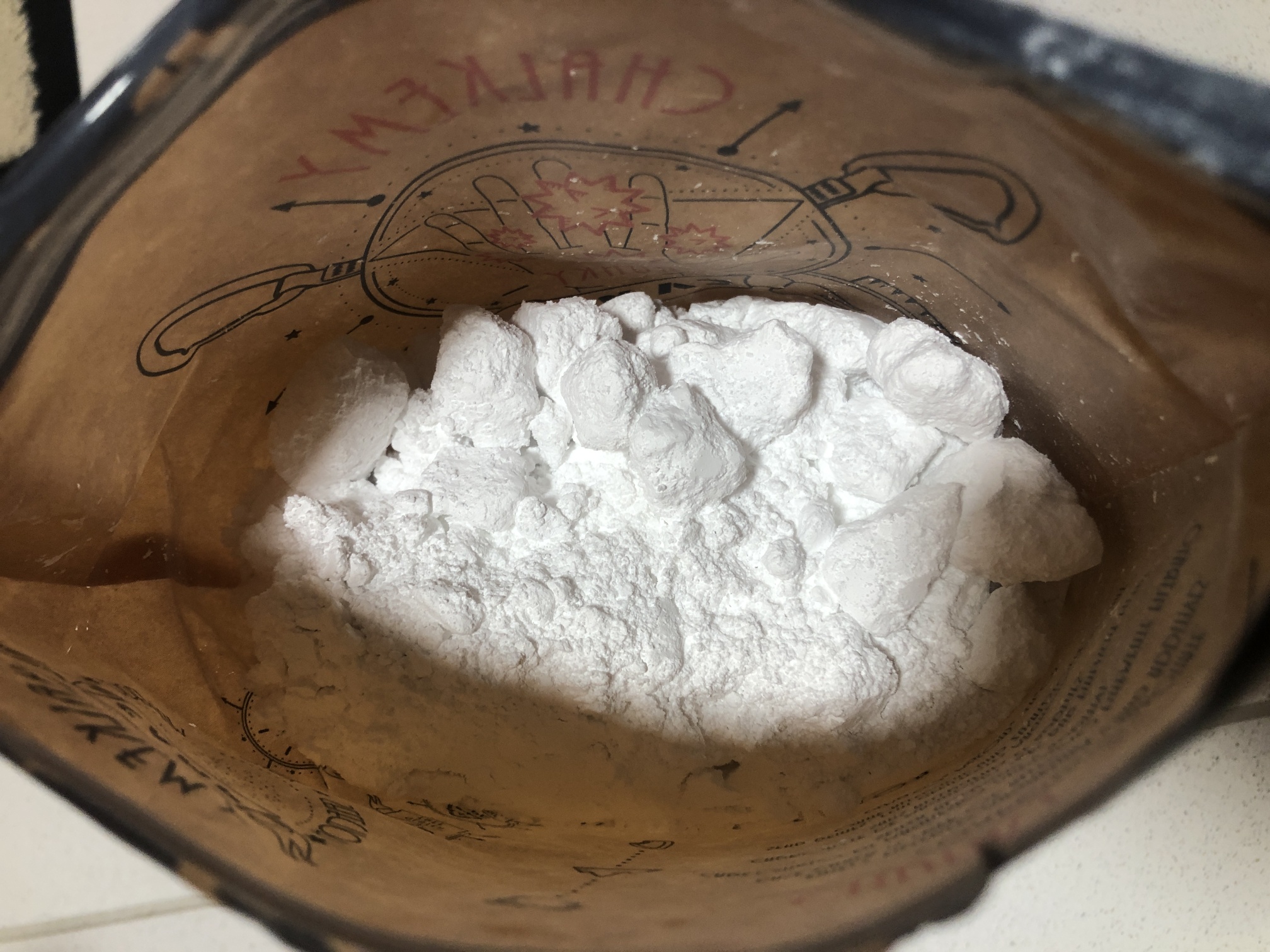 Chalk in der Verpackung, den wiederverschließbaren Rand oben sichtbar