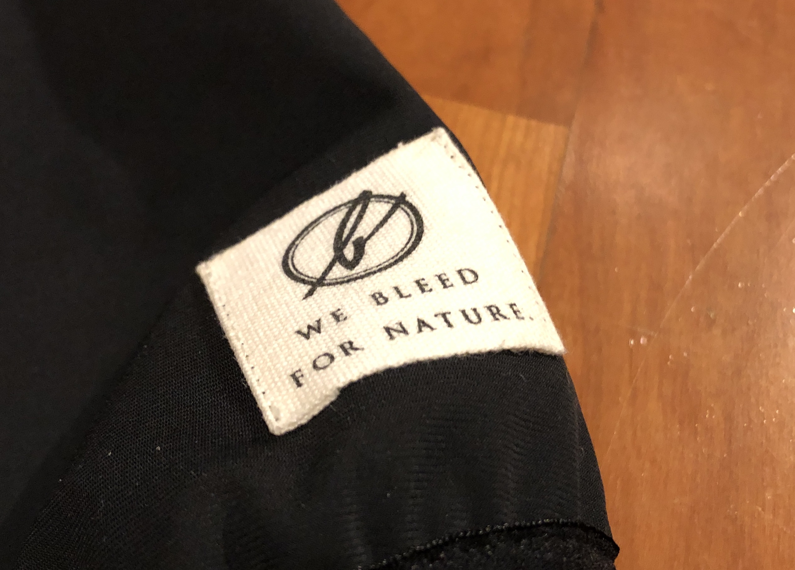 Das Bleed Logo auf der Jacke