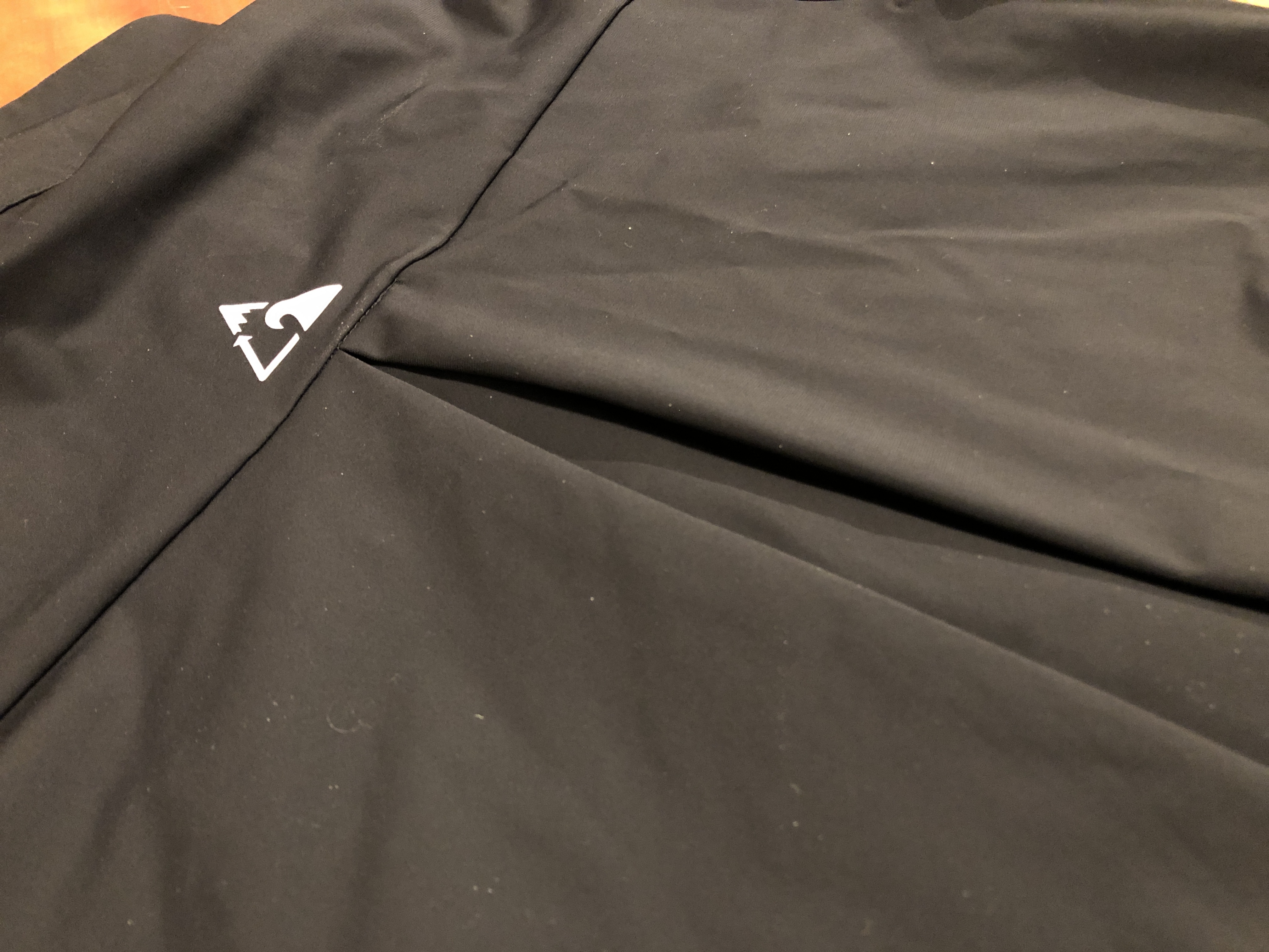 Das Logo, auf wasserbasis gedruckt und die Blouson Falten
