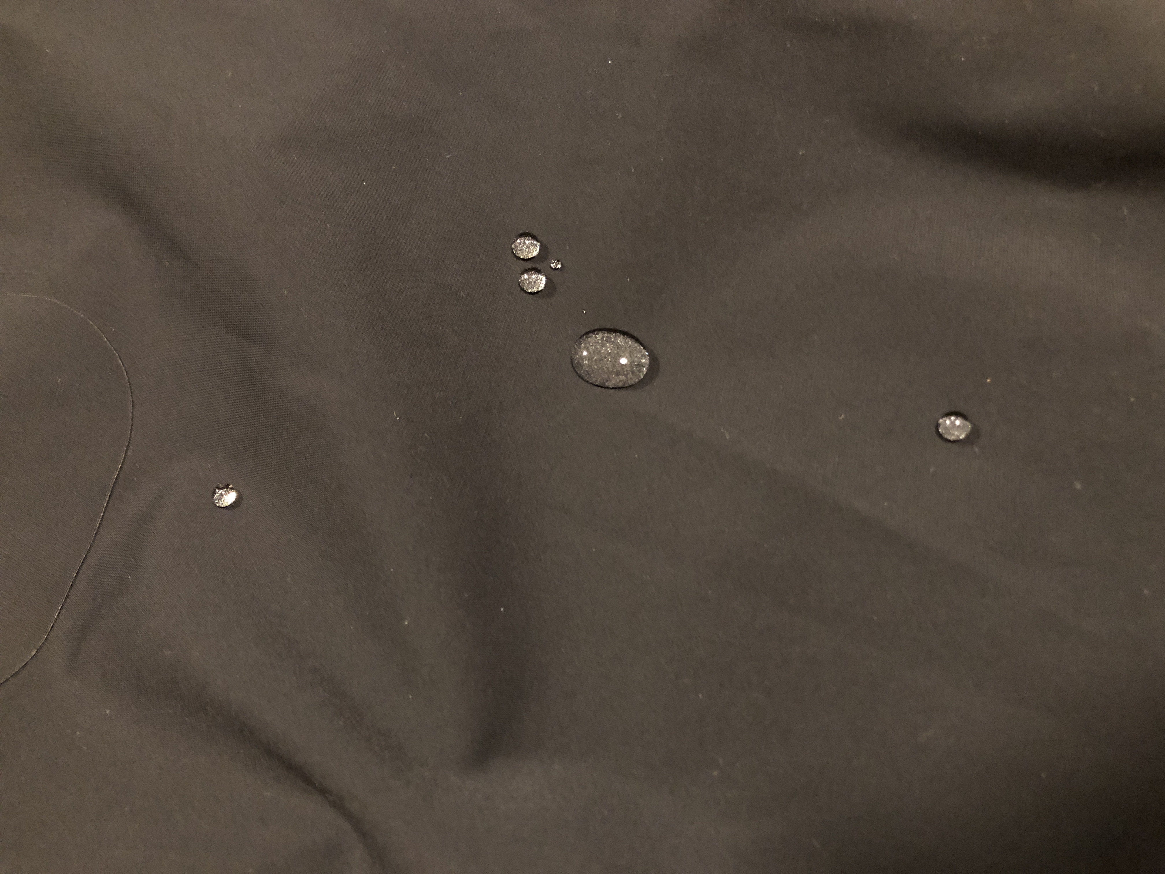 Wassertropfen liegen auf der Jacke