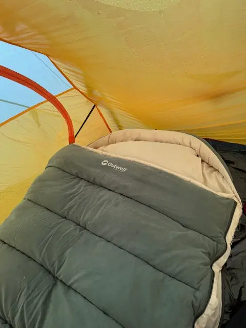 Der OUTSIDEstories-Test: OUTWELL Constellation Lux Green - Schlafsack