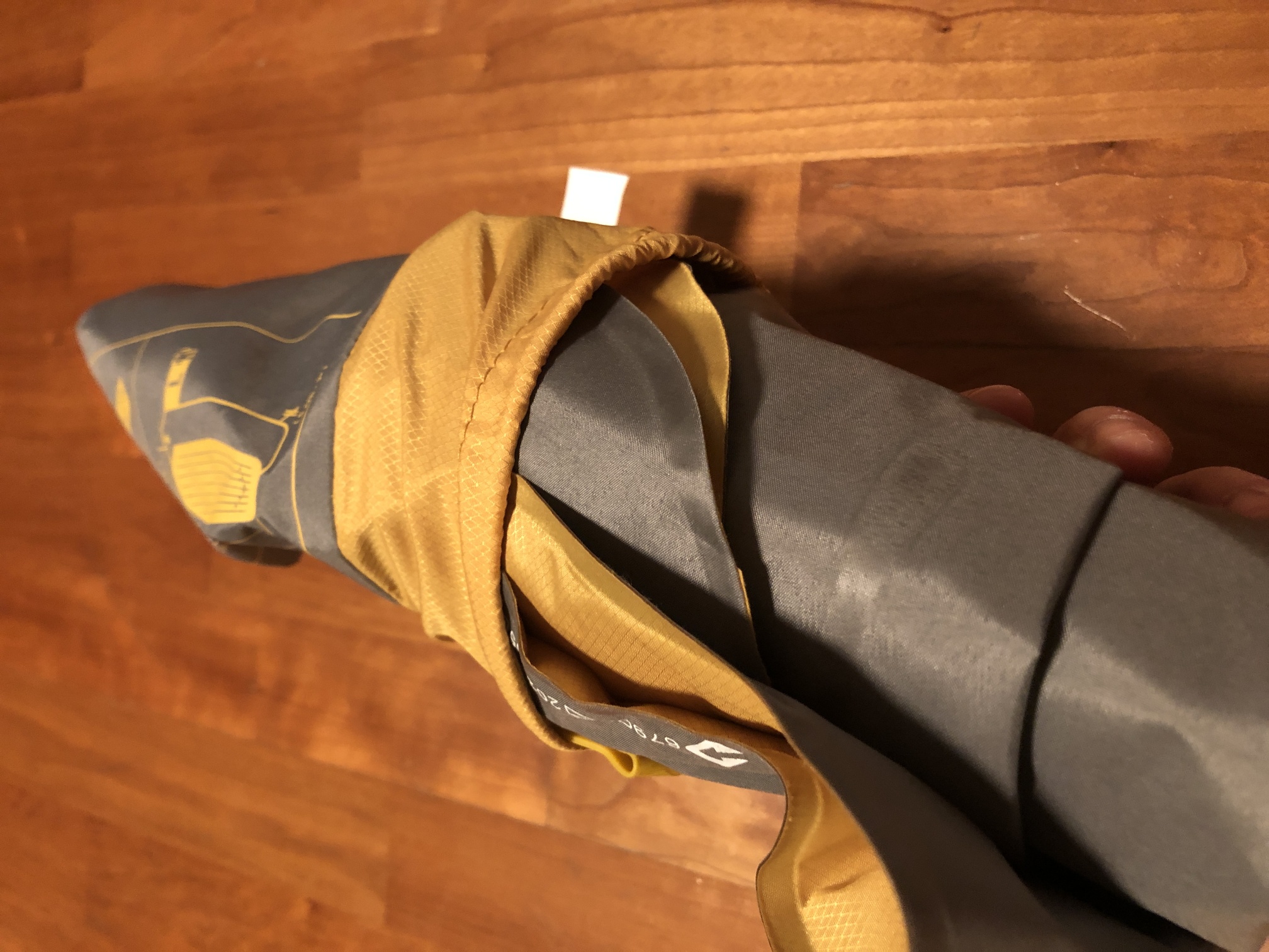 Isomatte mit Hülle beim Einpacken
