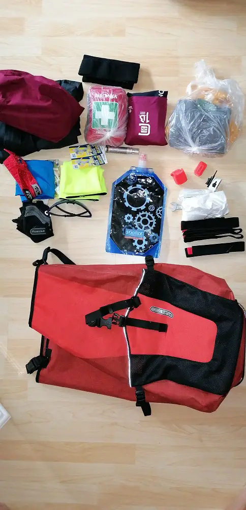 Inhalt einer Tasche noch ohne Proviant