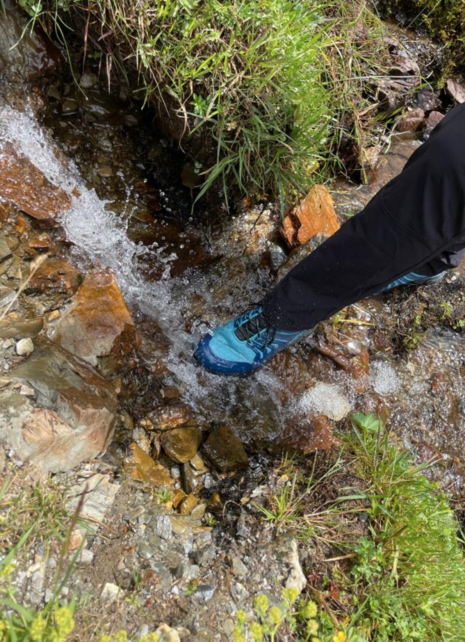 Wasserdichtigkeitstest im Gebirgsbach
