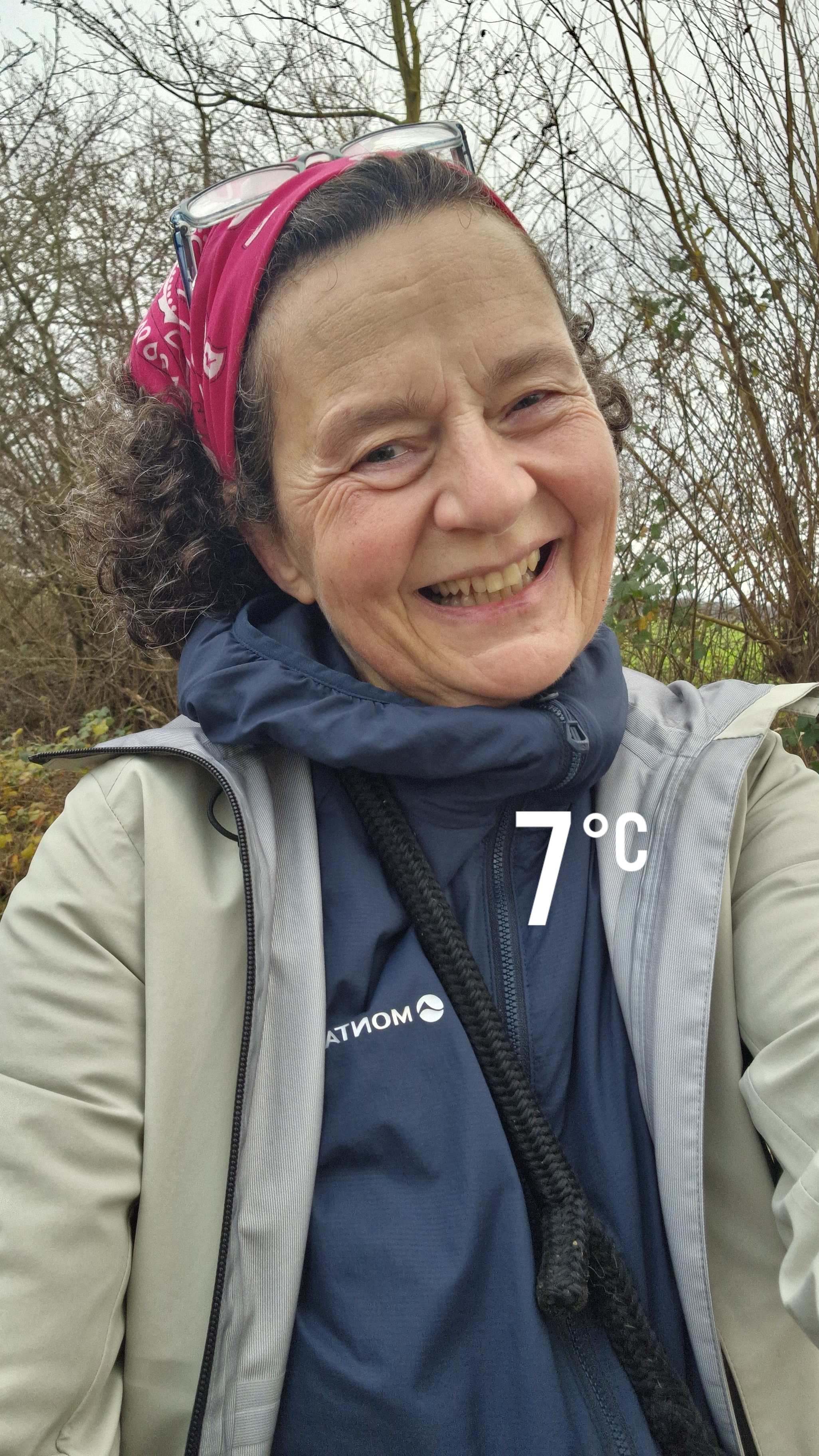 Unter der Regenjacke wärmt sie angenehm ohne zu überhitzen.