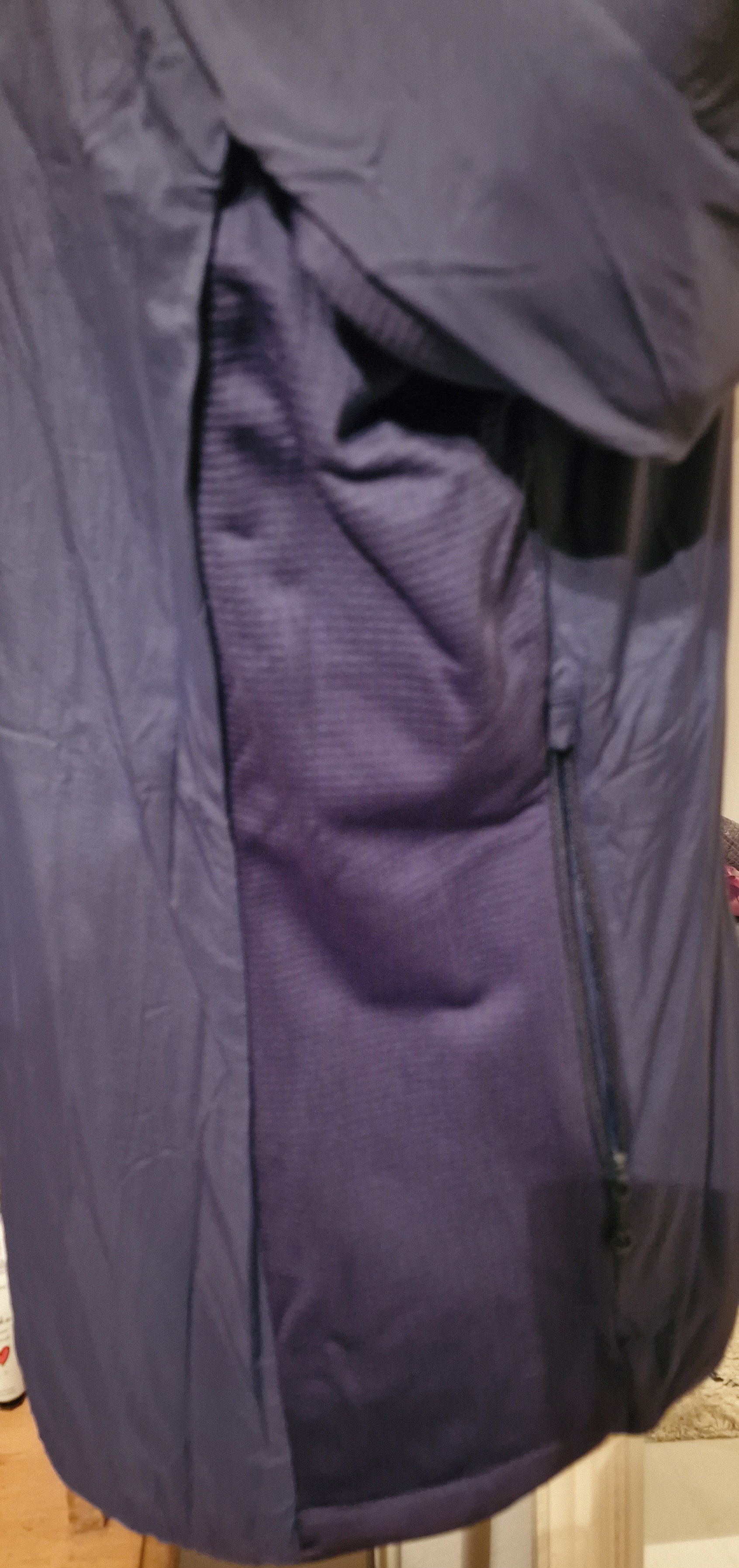 Die seitlichen Fleece-Paneele sind weich und angenehm unter den Armen.