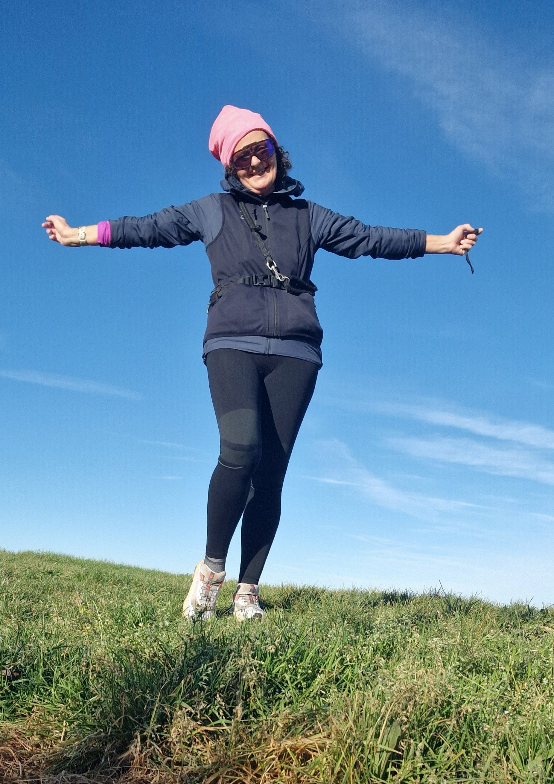 Mit einem Longshirt als Base-Layer und einer Laufweste darüber schützt die Insulate Jacket von Montane zuverlässig vor beißendem Wind beim Trailrunning ebenso beim Wandern und der Hunderunde.