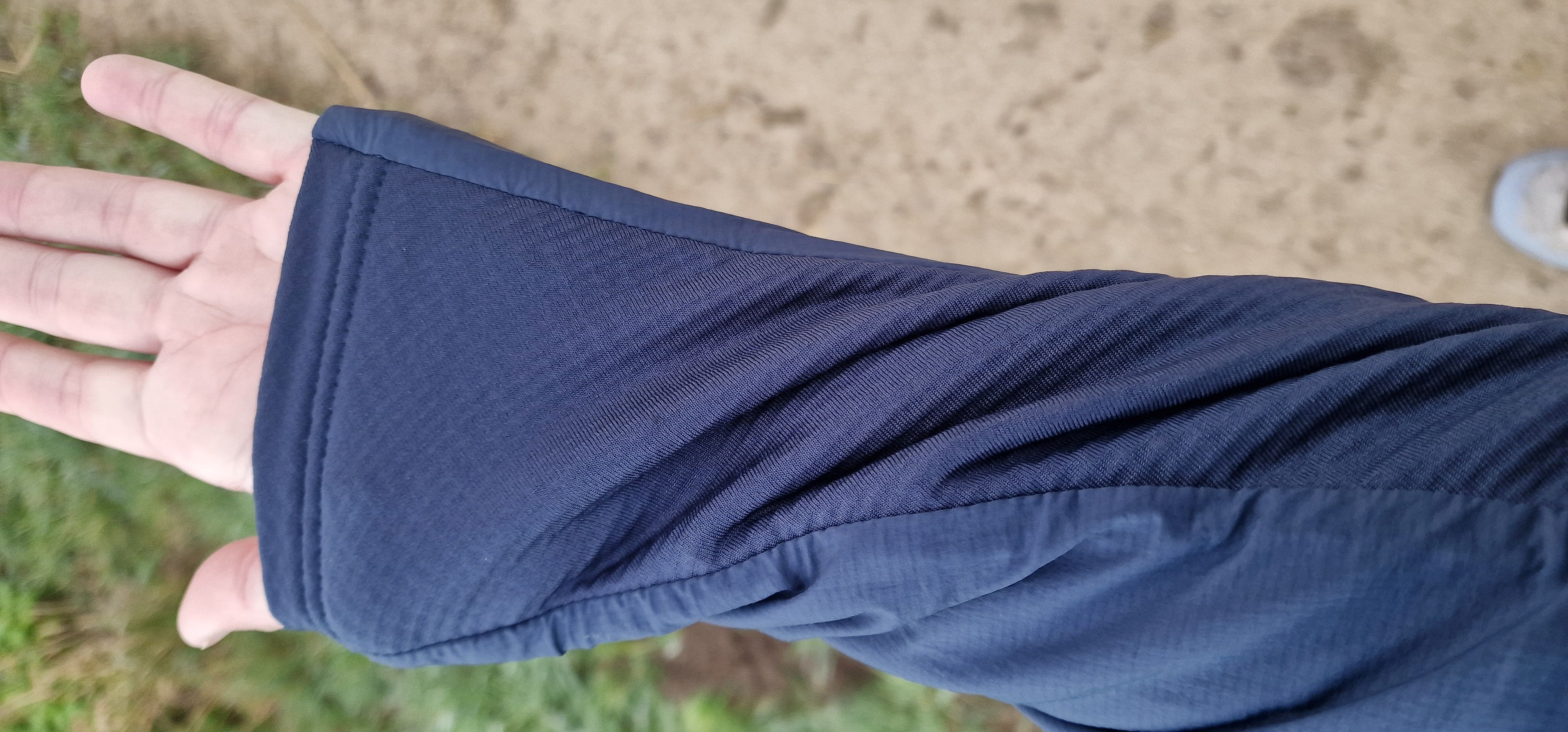Der materialmix trägt sich wunderbar und die Länge der Ärmel schützt zusätzlich vor Kälte.