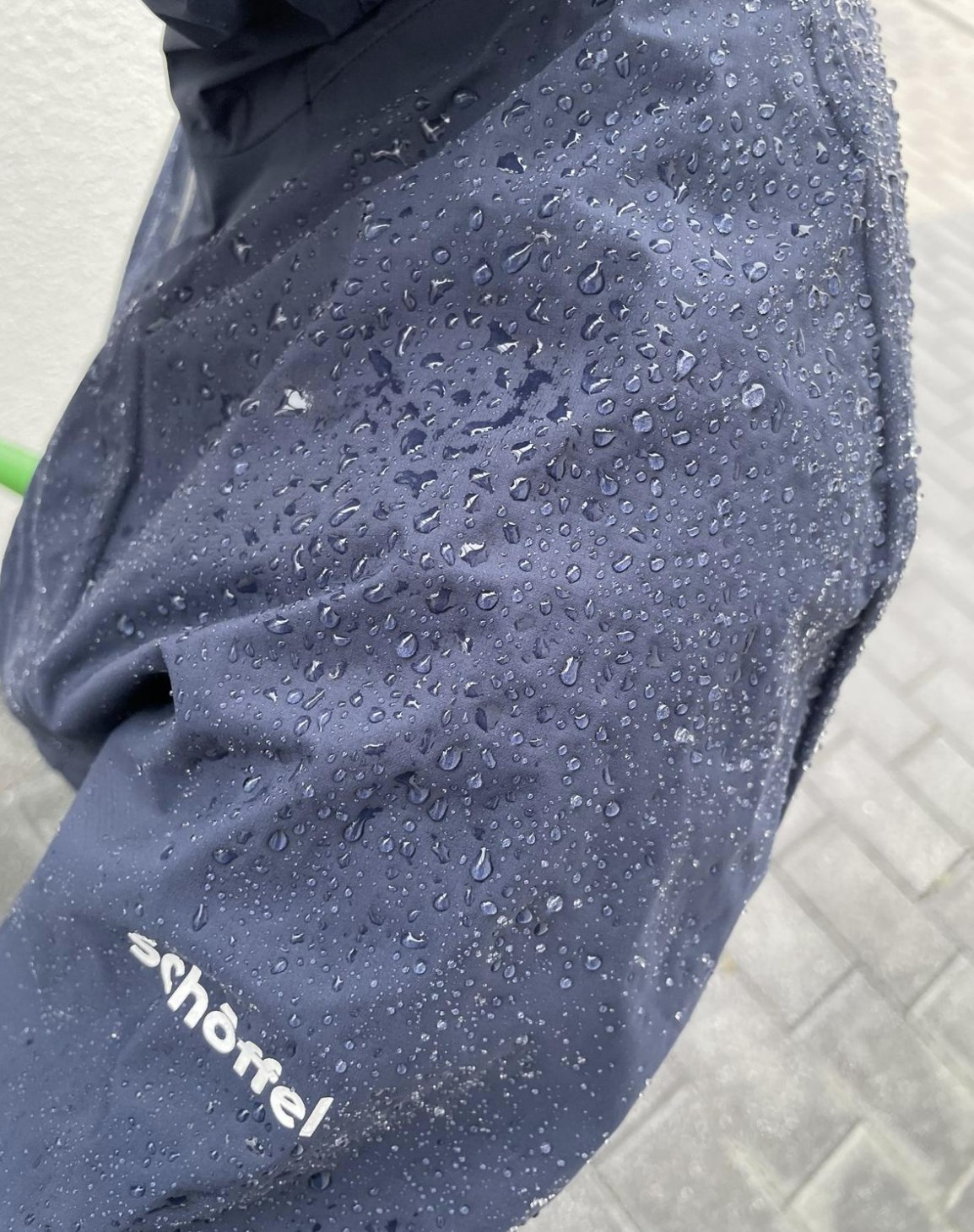 Regentropfen perlen auf der Jacke