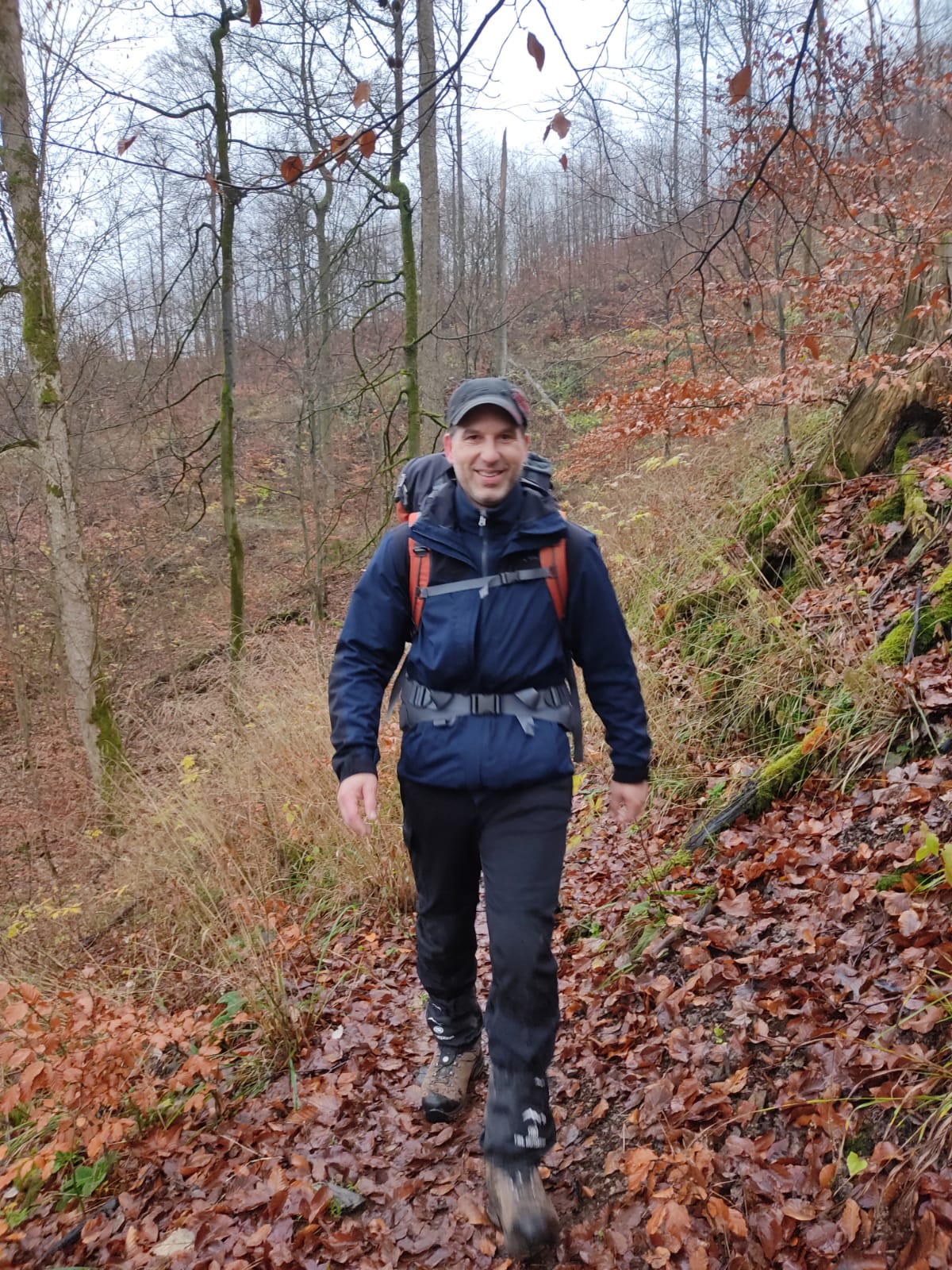 Ich habe beiden Jacken in große „L“, die Fleecejacke passt genau, die Escape ist mir persönlich zu puffelig (voluminös). Mit etwas Bauchansatz passt die Jacke sicherlich besser.