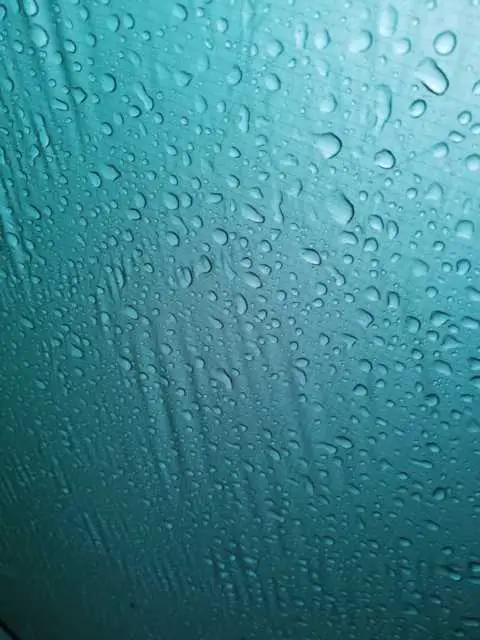 Regen auf dem Tarp