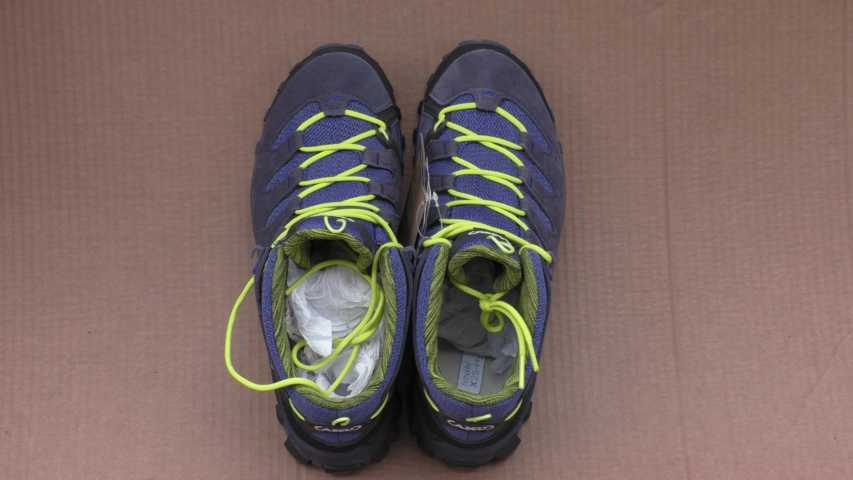 Schuhe mit gelben Schnürsenkel