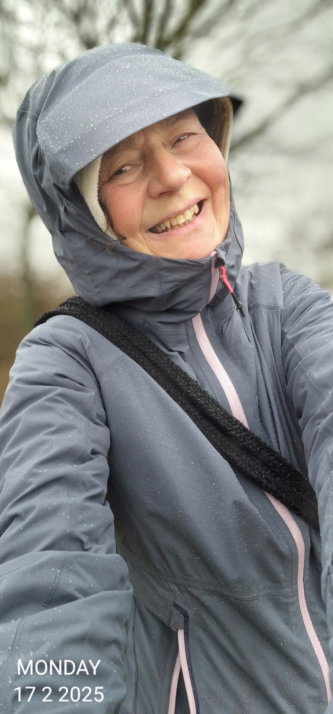 Eine große Kapuze schützt auch vor Regen und starkem Wind