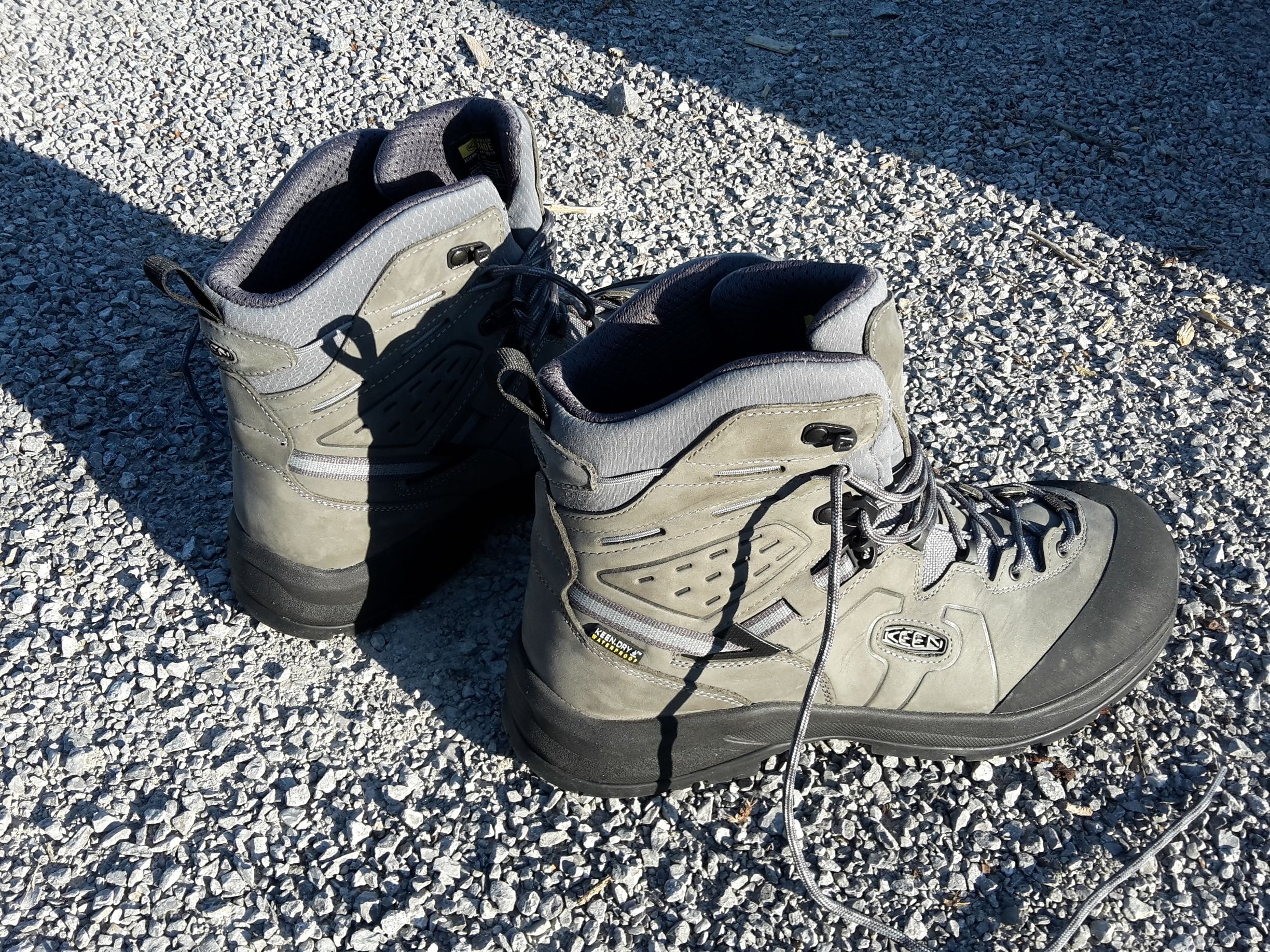 Stiefel auf Schotter