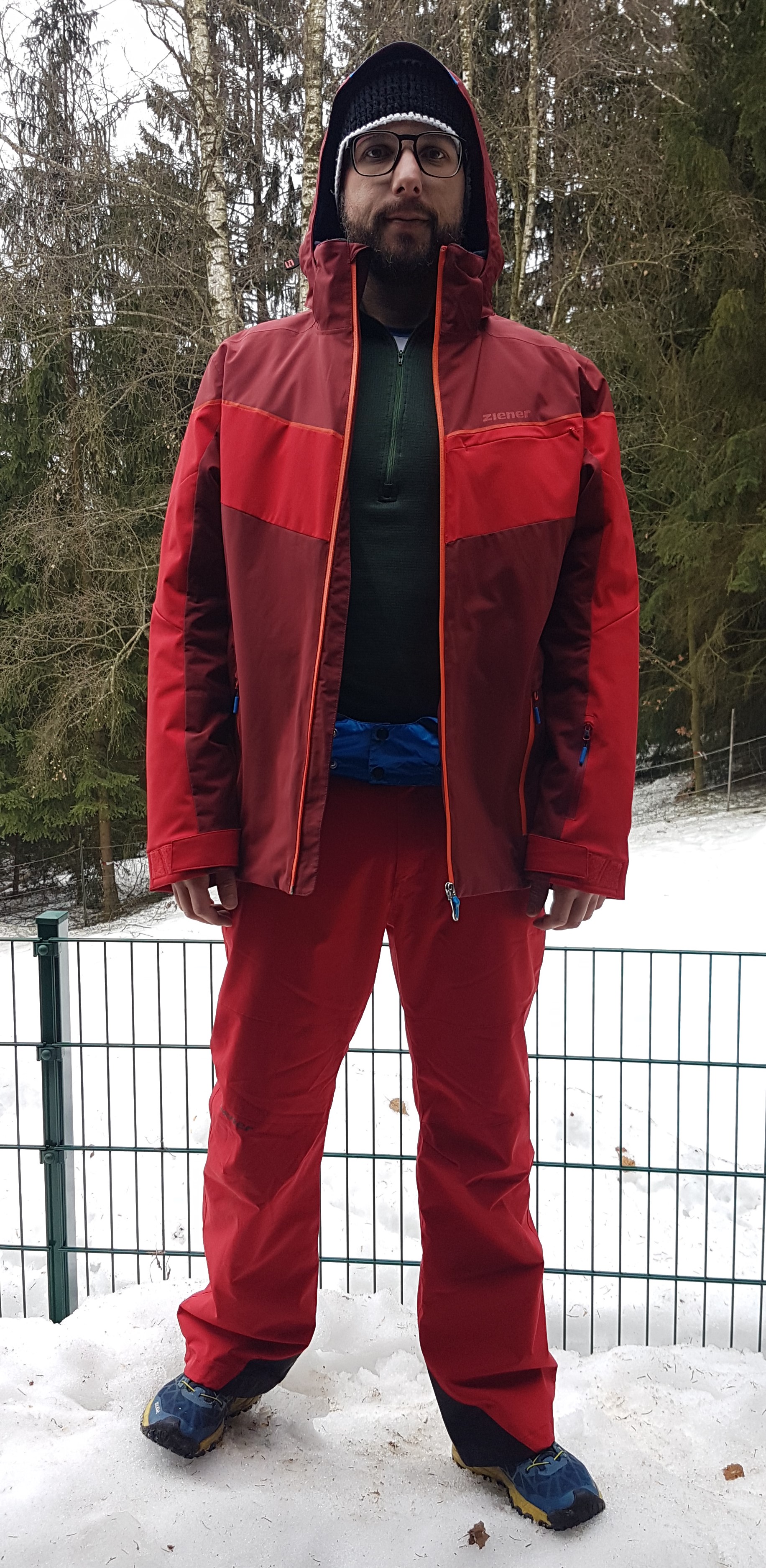 Schneefang bei offener Jacke
