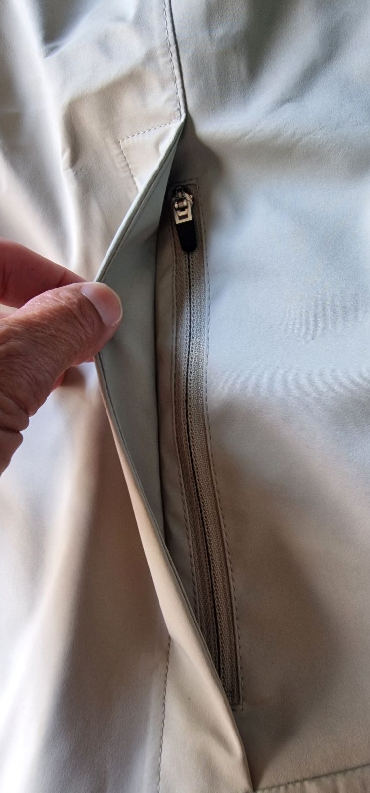 Doppelt gesichert durch Versiegelung und eine breiten Stoffstreifen; die Taschen.