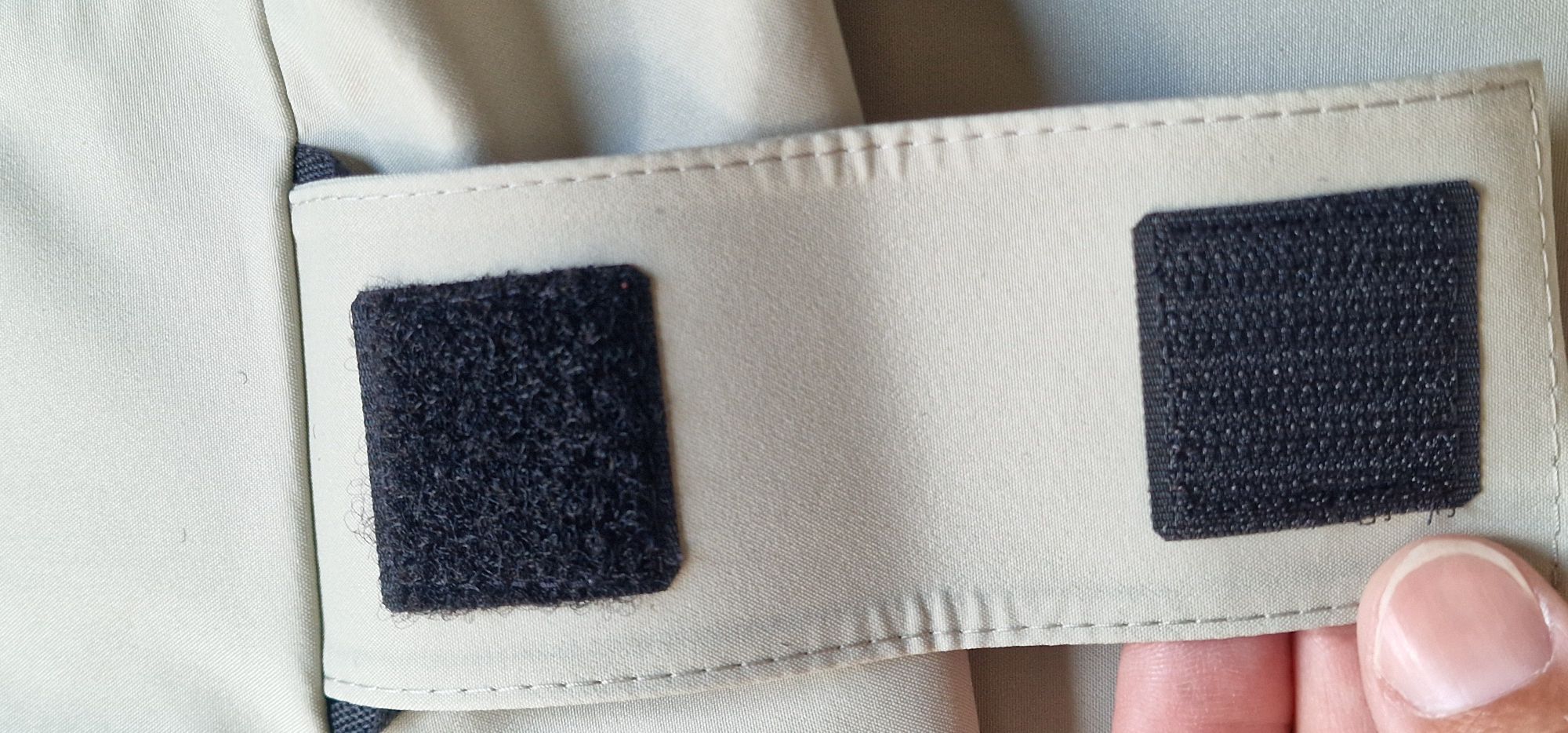 Mit dem Klettpad kann man die Jacke komprimieren, so dass sie in jede Tasche passt.