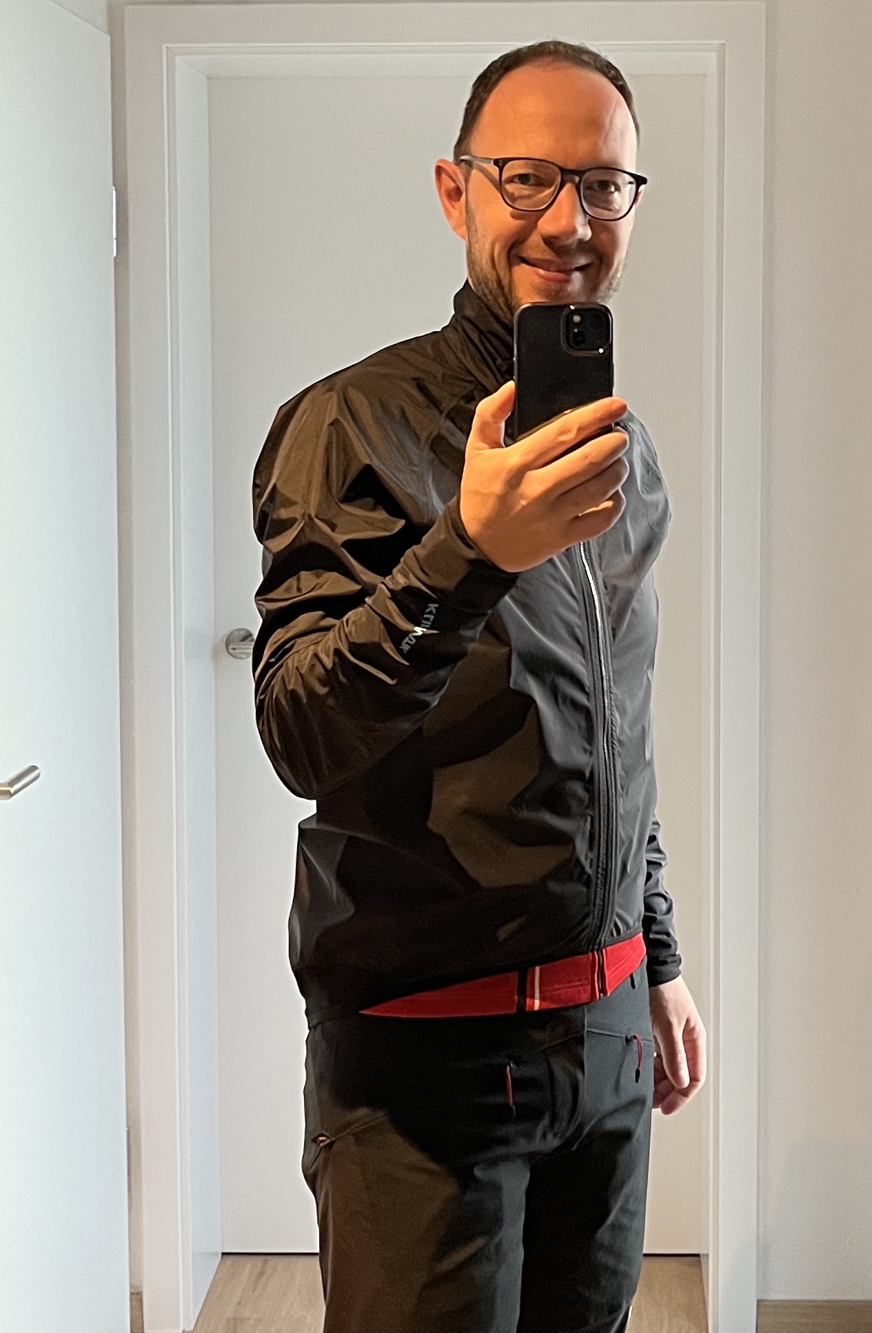Angezogene Jacke mit Trikot drunter
