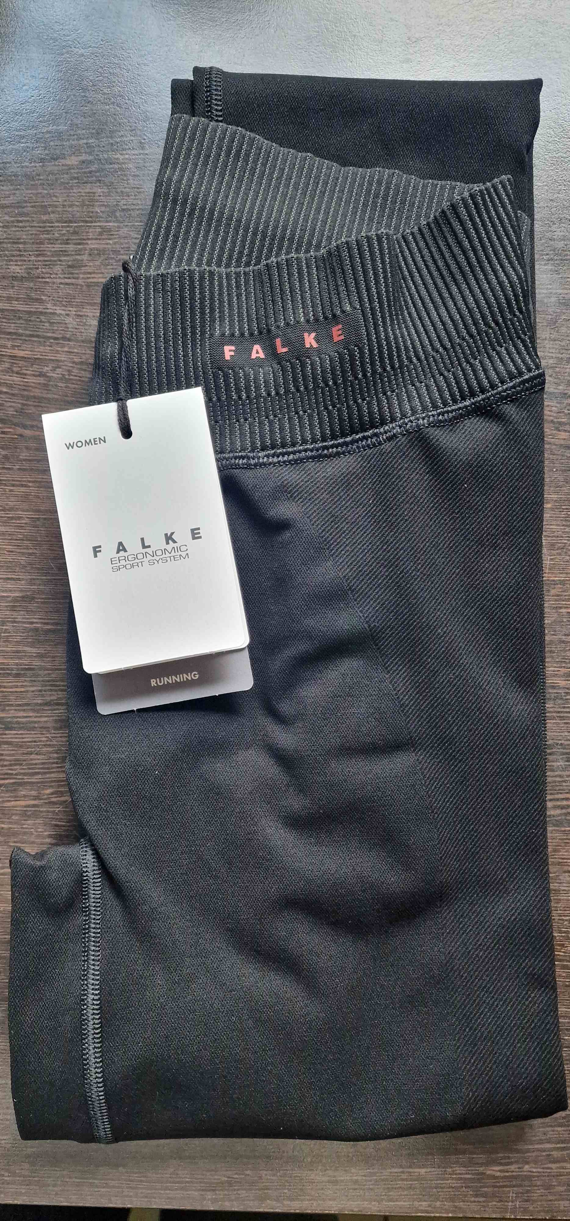 Die war die Hose in einem kleinen Karton verpackt. 
