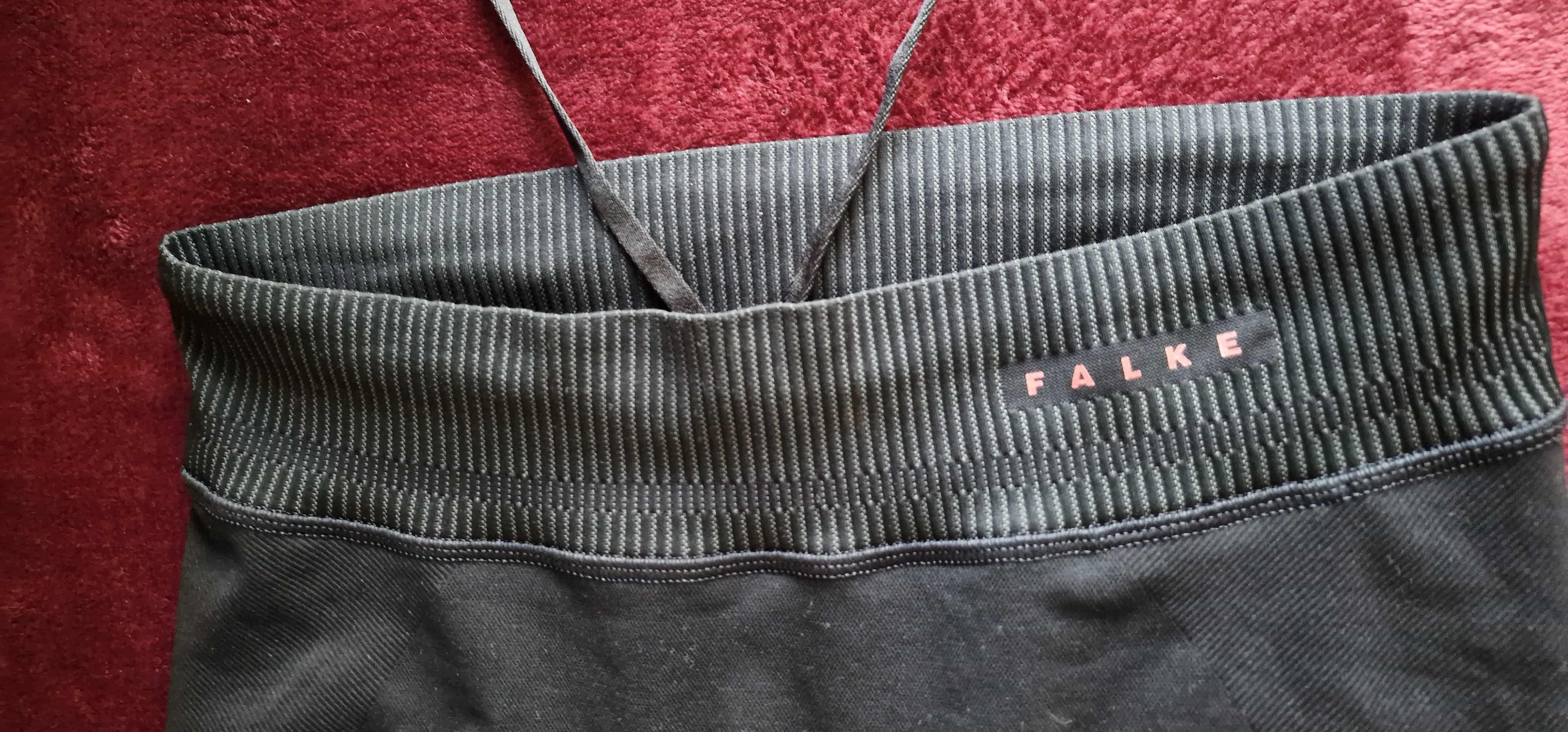Der breite High Waist Hosenbund ist besonders stabilisierend und dafür wurde ein Strickmuster verwendet.