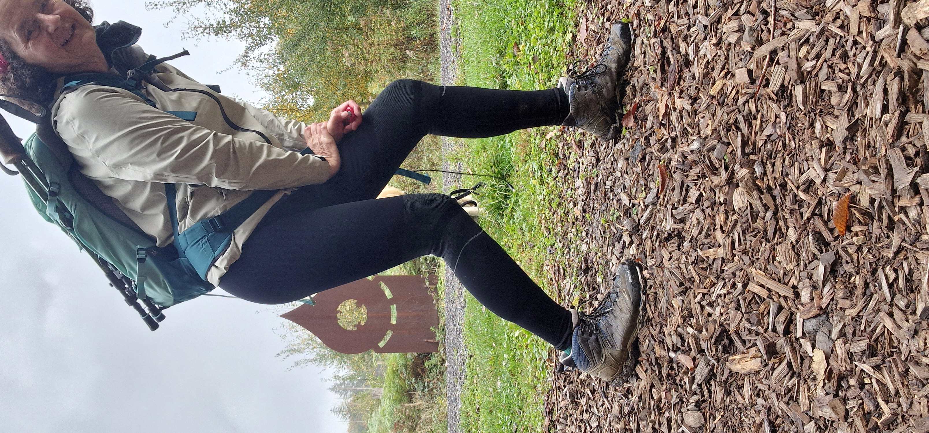 Wandern mit Hund bei Nieselregen und  fünf Grad