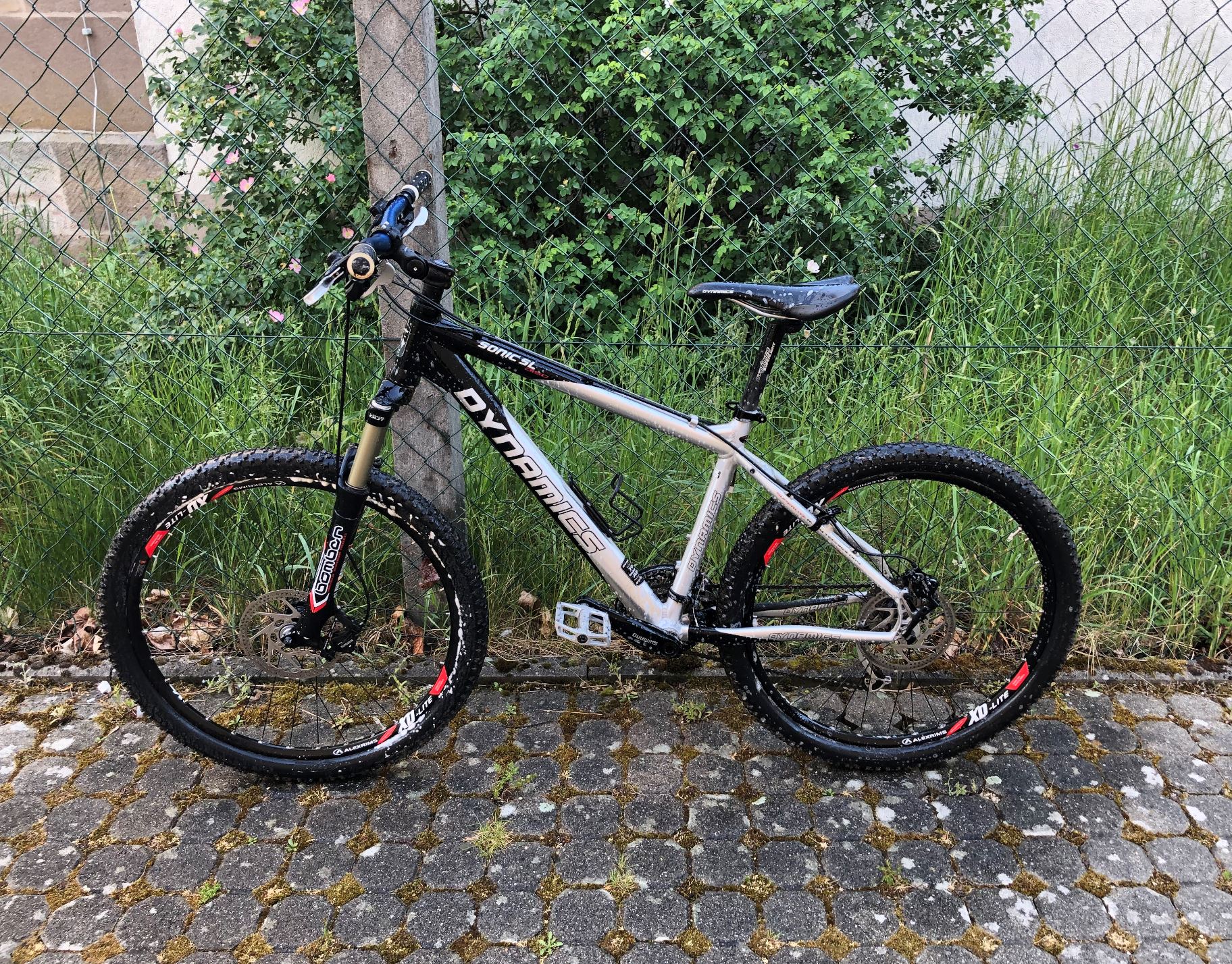Reiniger aufgesprüht auf nassem Bike