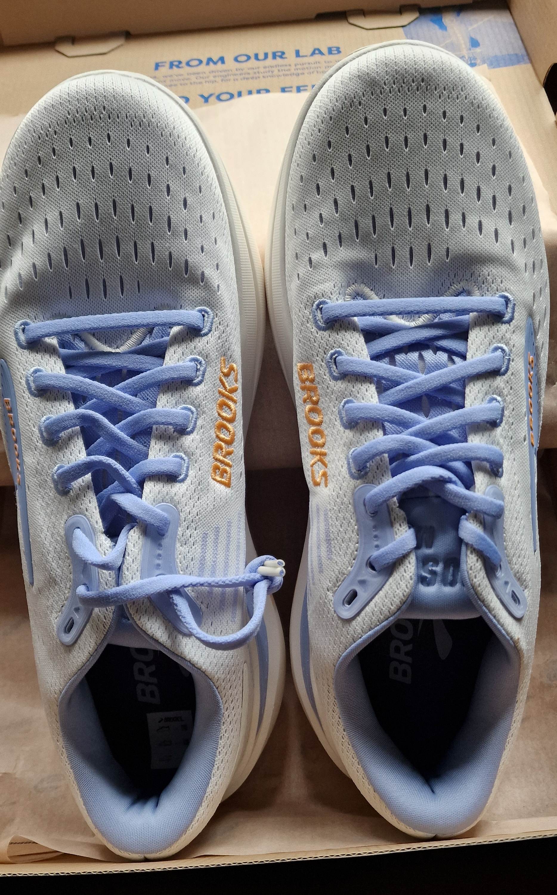 Ein moderner, hoch komfortabler Laufschuhe mit einer sensationellen Dämpfung, die Gelenke und Rücken schont.