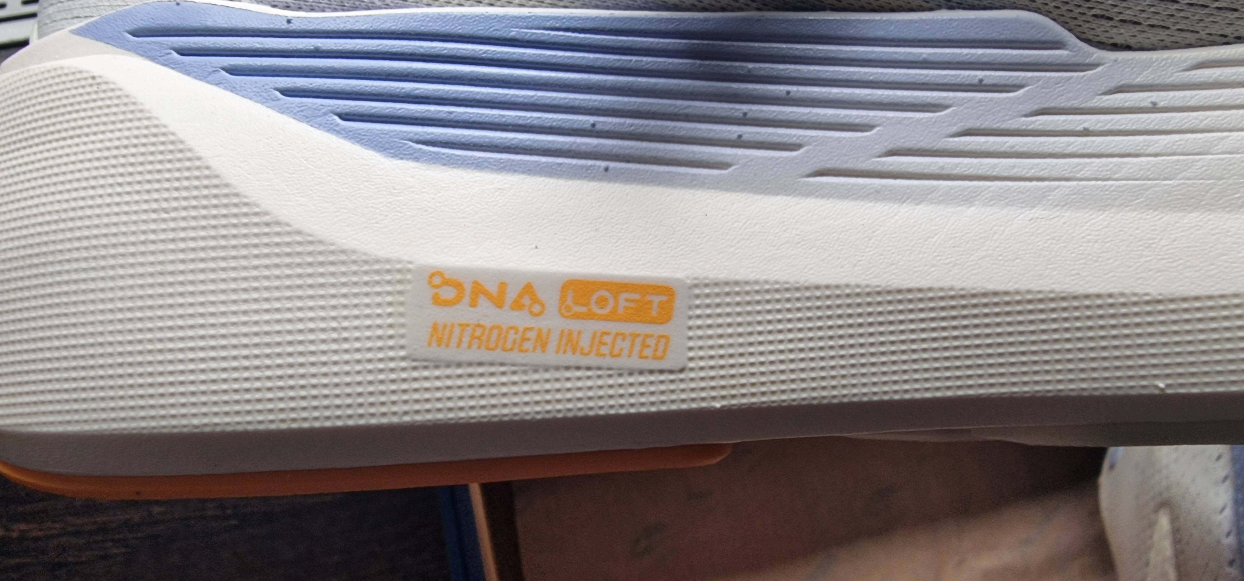 Eine extrem hohe Dämpfung durch Hightech Materialien und Energiefoam in der Sohle.