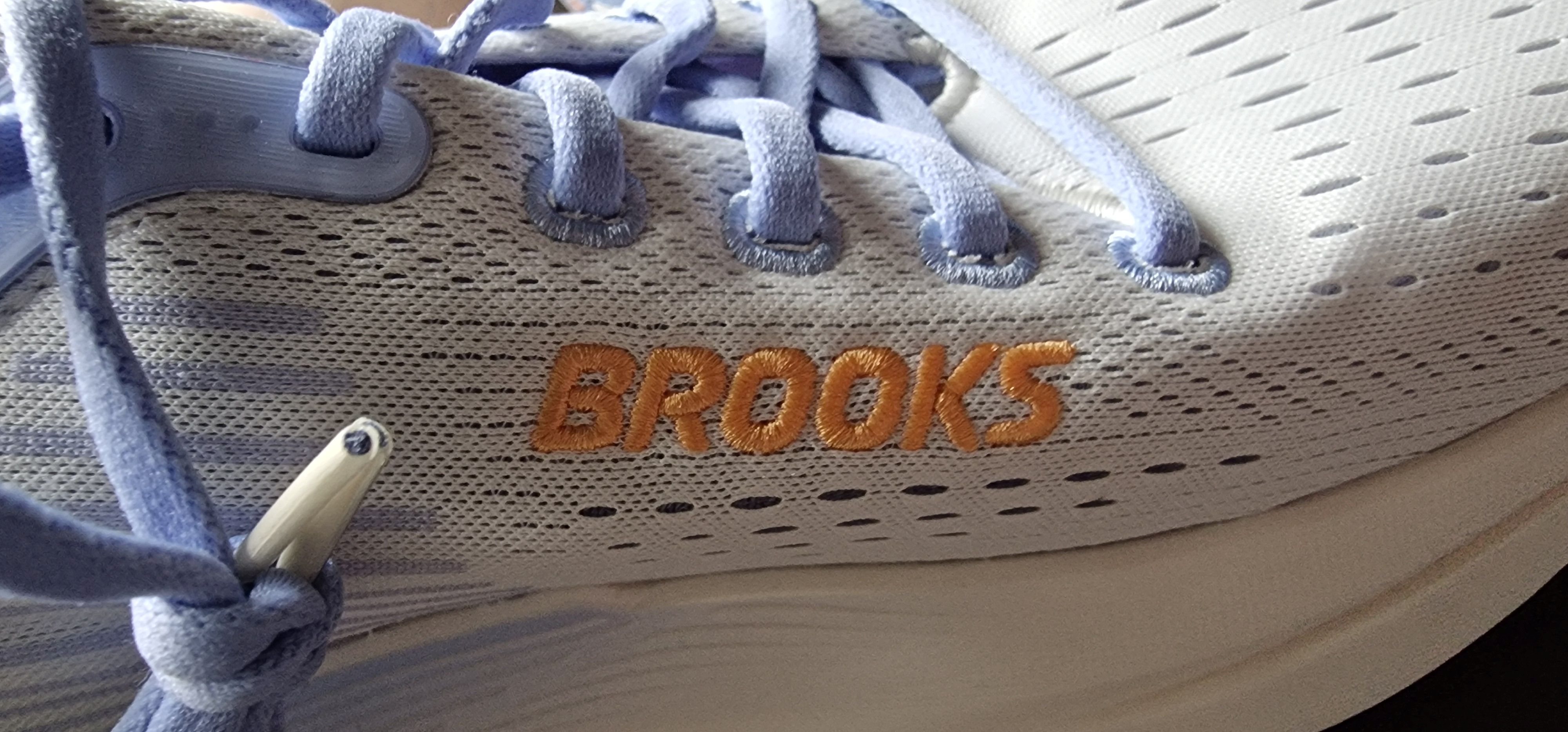 Das Logo ist hochwertig in einem leuchtenden Orange aufgestickt.