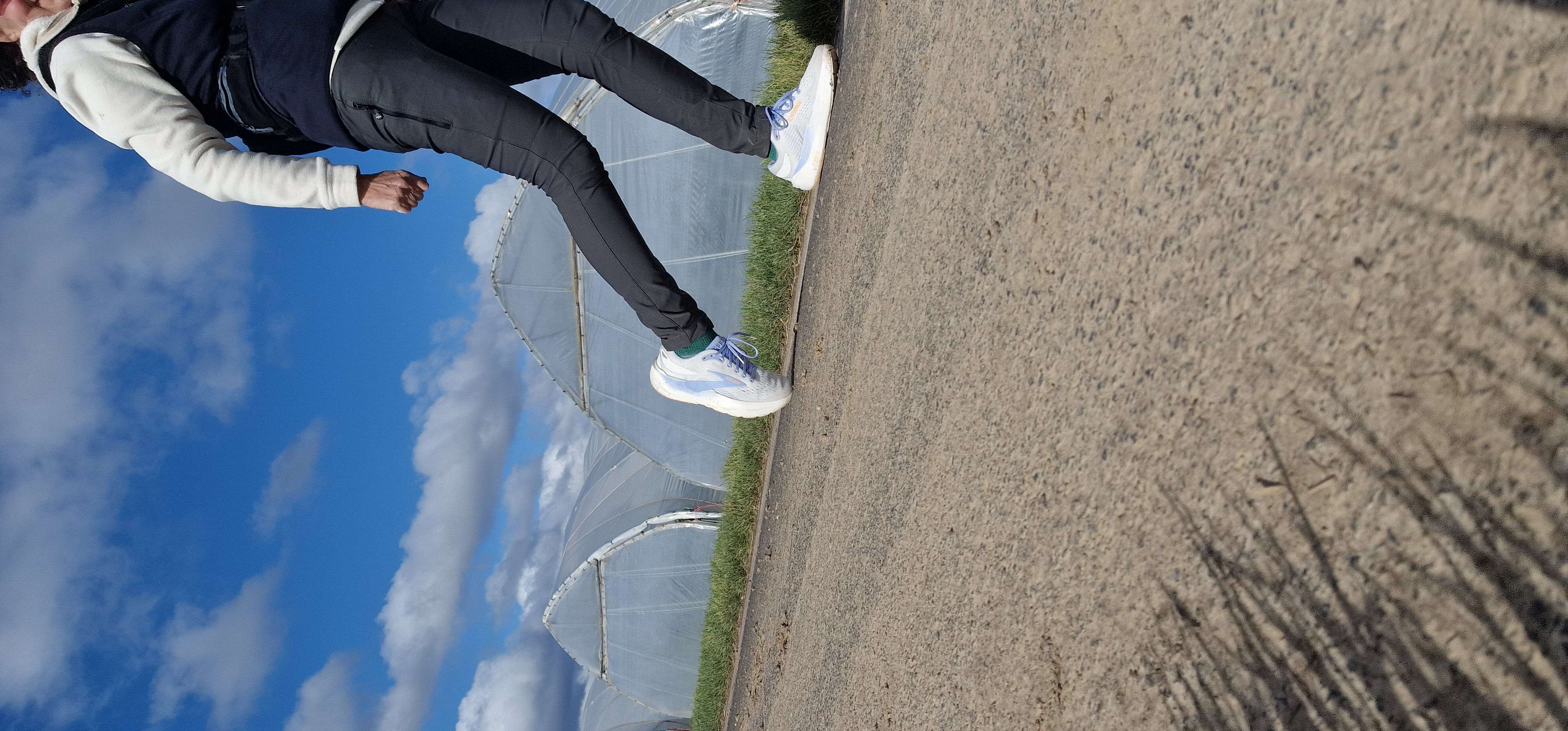 Auf meinen Strecken wechselt manchmal der Untergrund. Mit festen Belägen kommt der Schuh prima zurecht.