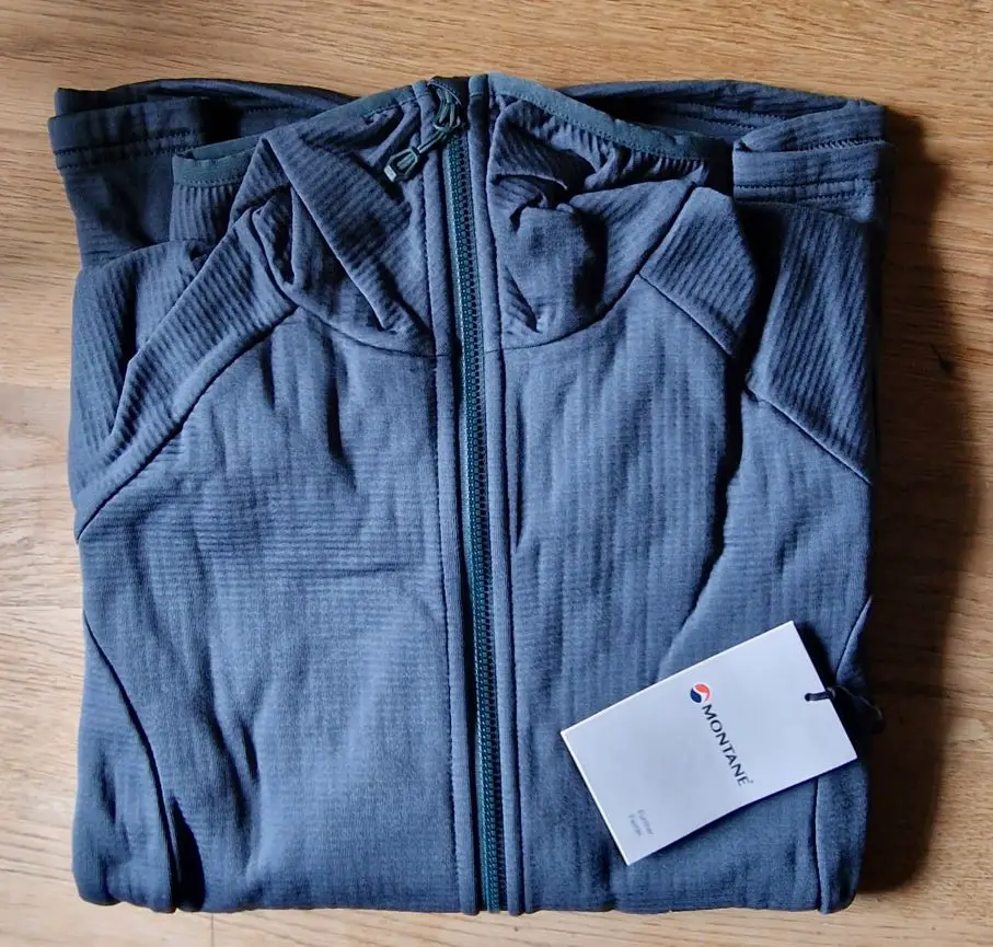 Schade, dass die Jacke einen unangenehmen Geruch ausdünstet, der zum Glück nach dem Waschen verschwunden war.