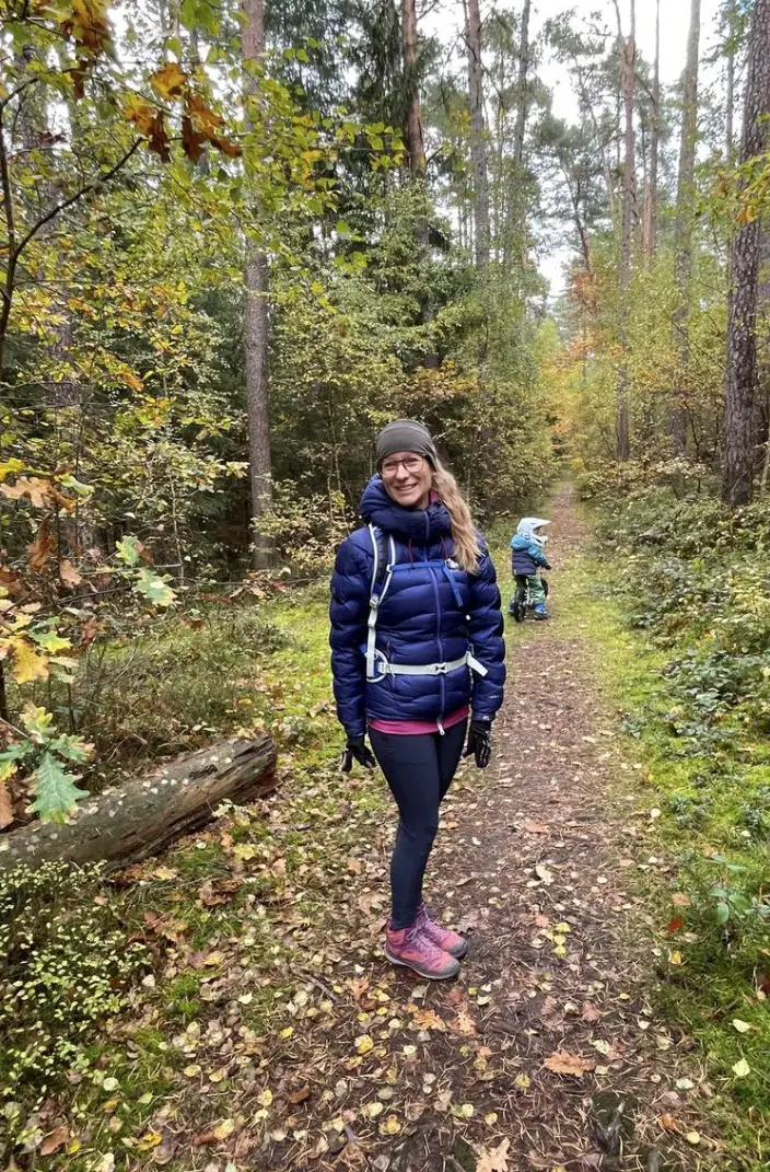 Beim Wandern im Herbst im Wald