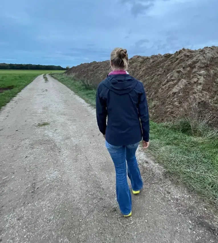 in Aktion von hinten