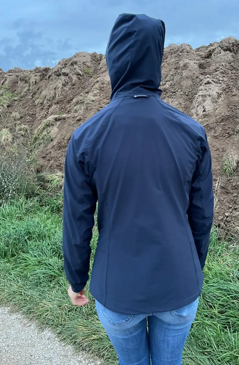 kein Helm aber mit Dutt unter der Kapuze von hinten