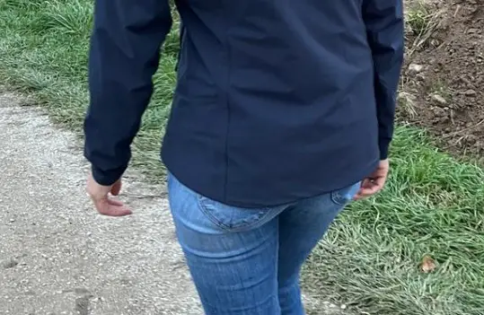 Jacke unten geht über den halben Po